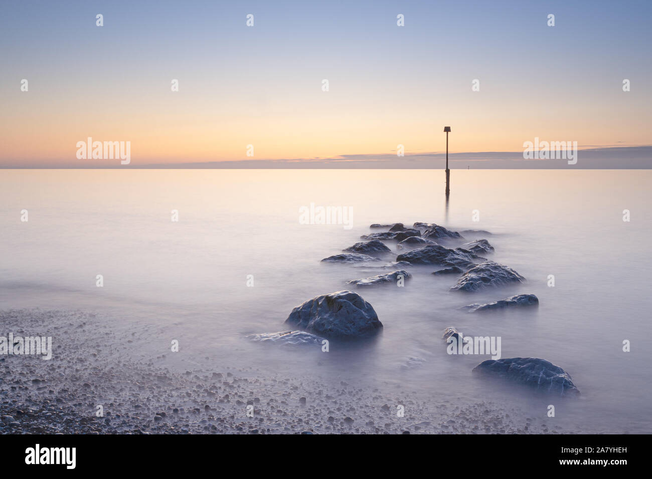 Eine verträumte Stille am Strand von Pagham an der Südküste Englands vor der Morgendämmerung. Stockfoto