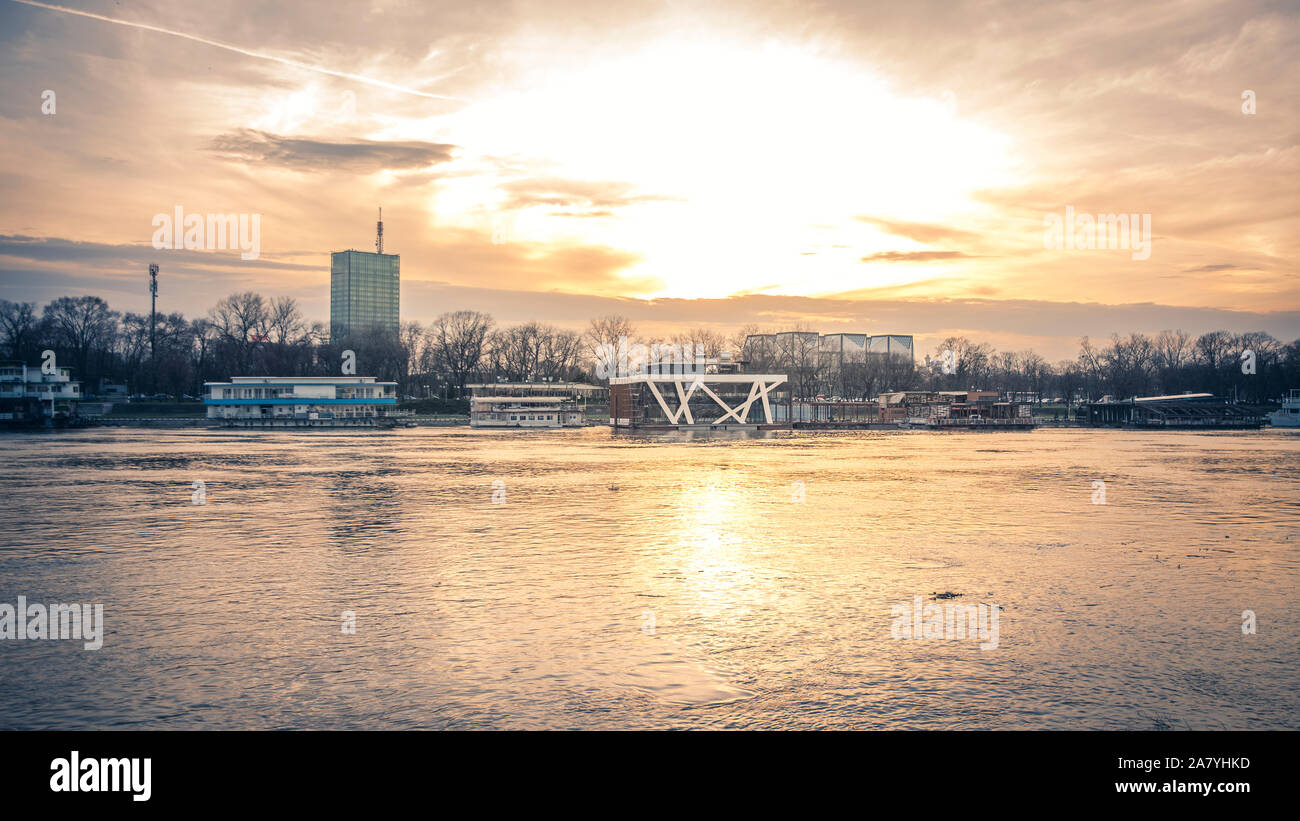 Sonnenuntergang in Belgrad, Serbien, mit Fluss Sava, Neu Belgrad auf der anderen Seite. Schuß von Savamala Riverside übernommen. Stockfoto