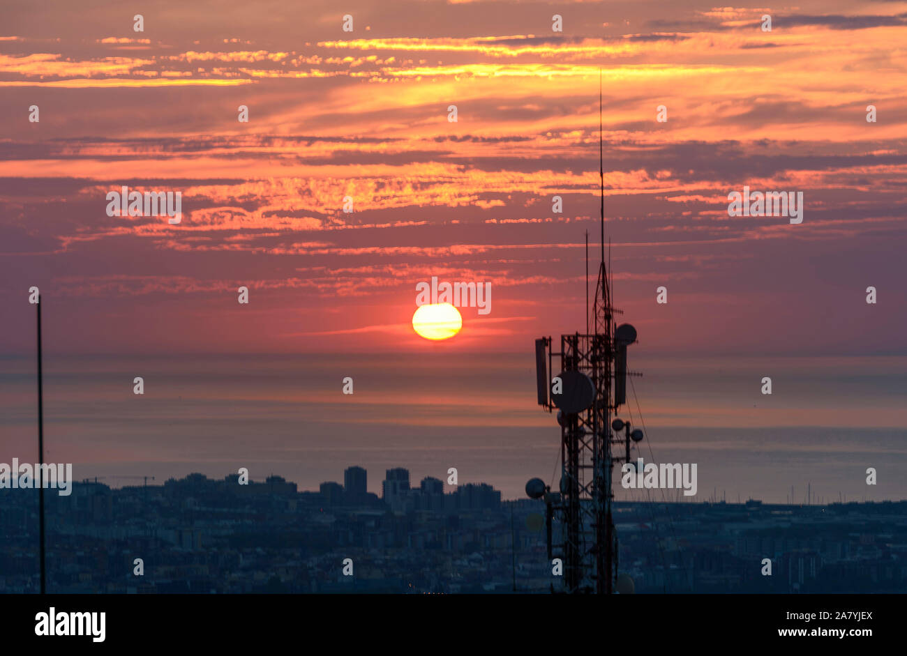 Postkarten von Barcelona. Sonnenaufgang über Badalona und Barcelona. Landschaft der katalanischen Hauptstadt. Stockfoto