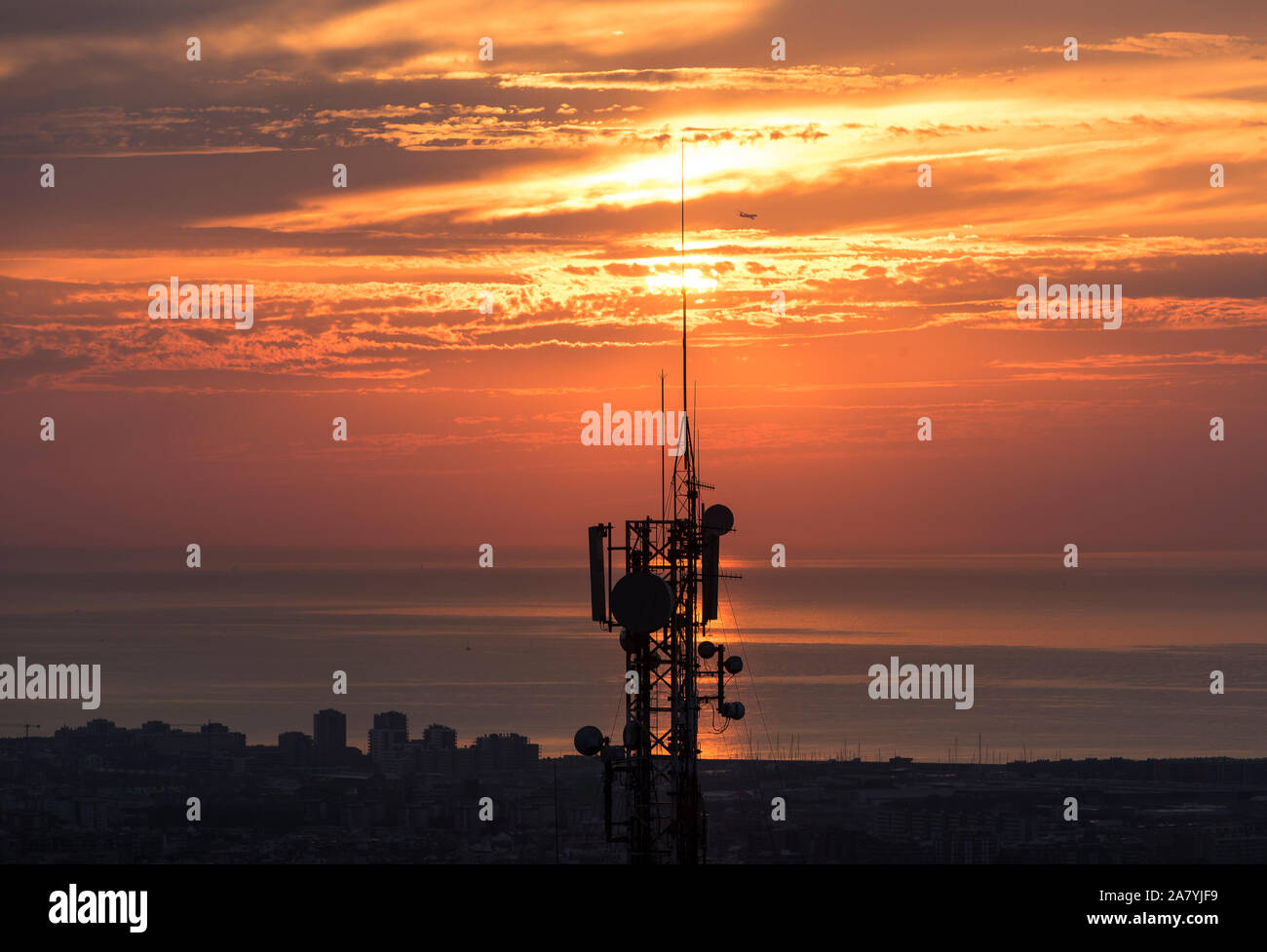 Postkarten von Barcelona. Sun gerodet. Sonnenaufgang über Badalona und Barcelona. Landschaft der katalanischen Hauptstadt. Stockfoto