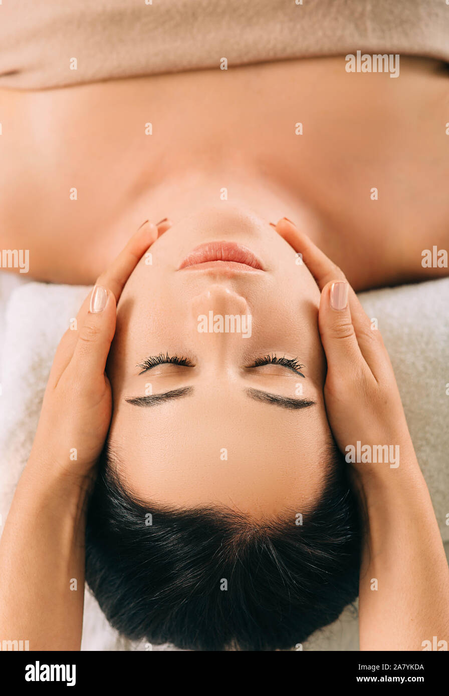 Frau genießen Kopf Massage, Gesichts close-up. Entspannende Anti-Stress-Massage, Behandlung Kopf Schmerzen Stockfoto
