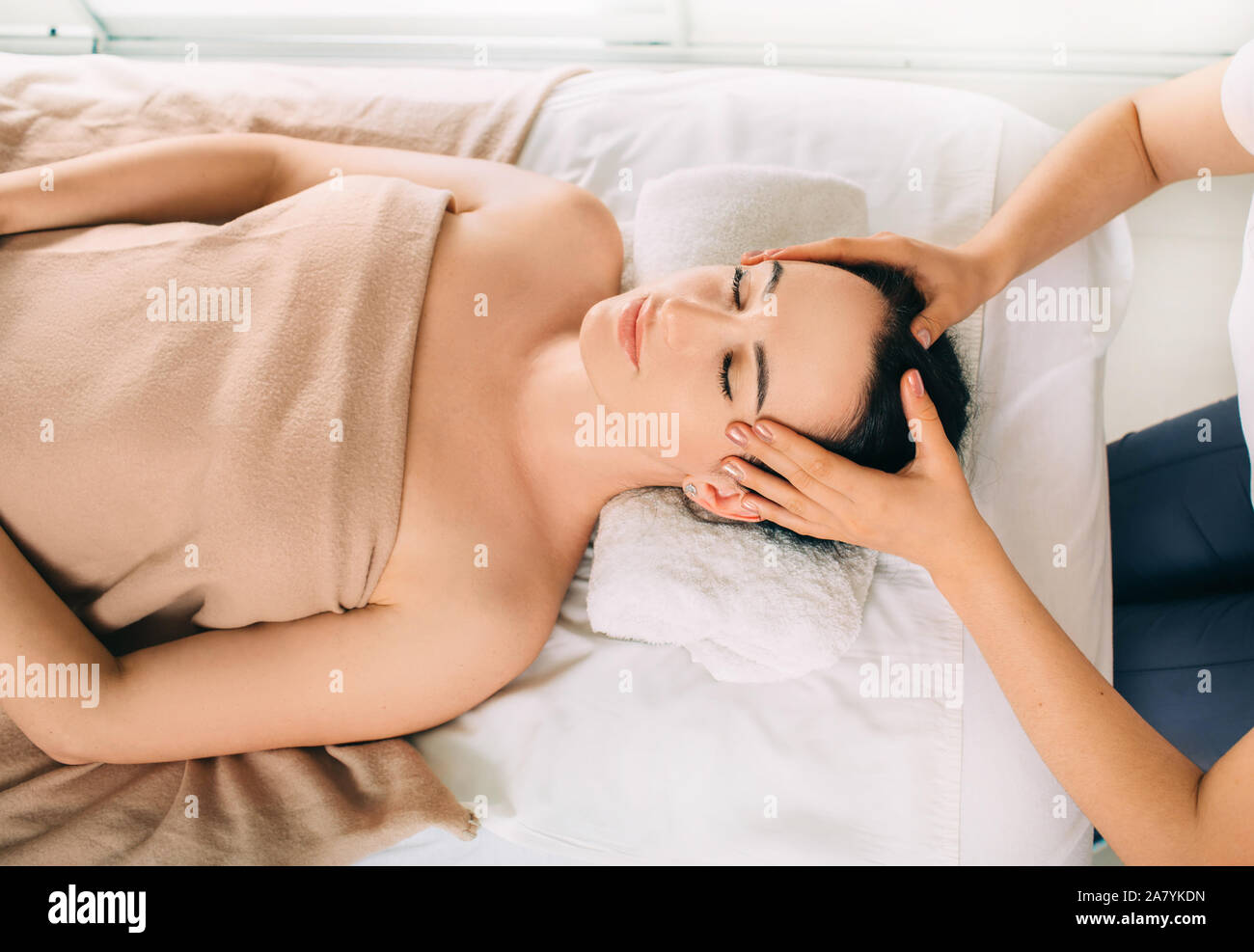 Brünette Frau Entspannung während Spa Behandlung. Sie erhalten Entspannung Massage und Wellness Wochenende Stockfoto