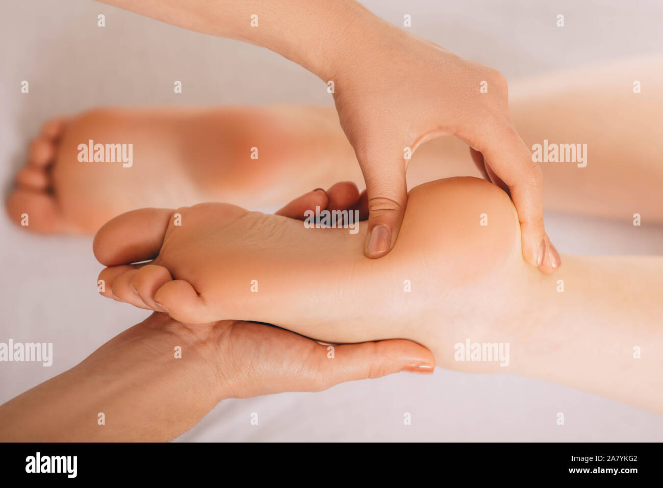 Close-up weiblichen Fuß und Fußreflexzonenmassage. Spezielle tehnic der Fußmassage Stockfoto