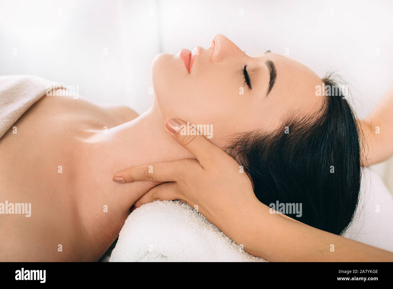 Brünette Frau Entspannung während Spa Behandlung. Sie erhalten Entspannung Massage und Wellness Wochenende Stockfoto