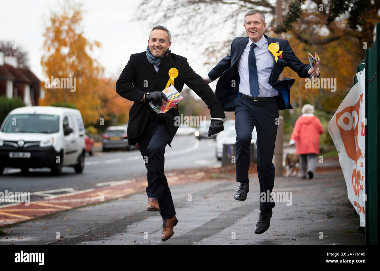 Schottische Liberaldemokraten Willie Rennie (rechts) und Partei Bundestagswahl Kampagne Vorsitzender Alex Cole-Hamilton auf der allgemeinen Wahlkampagne Trail im Blackhall, Edinburgh. Stockfoto