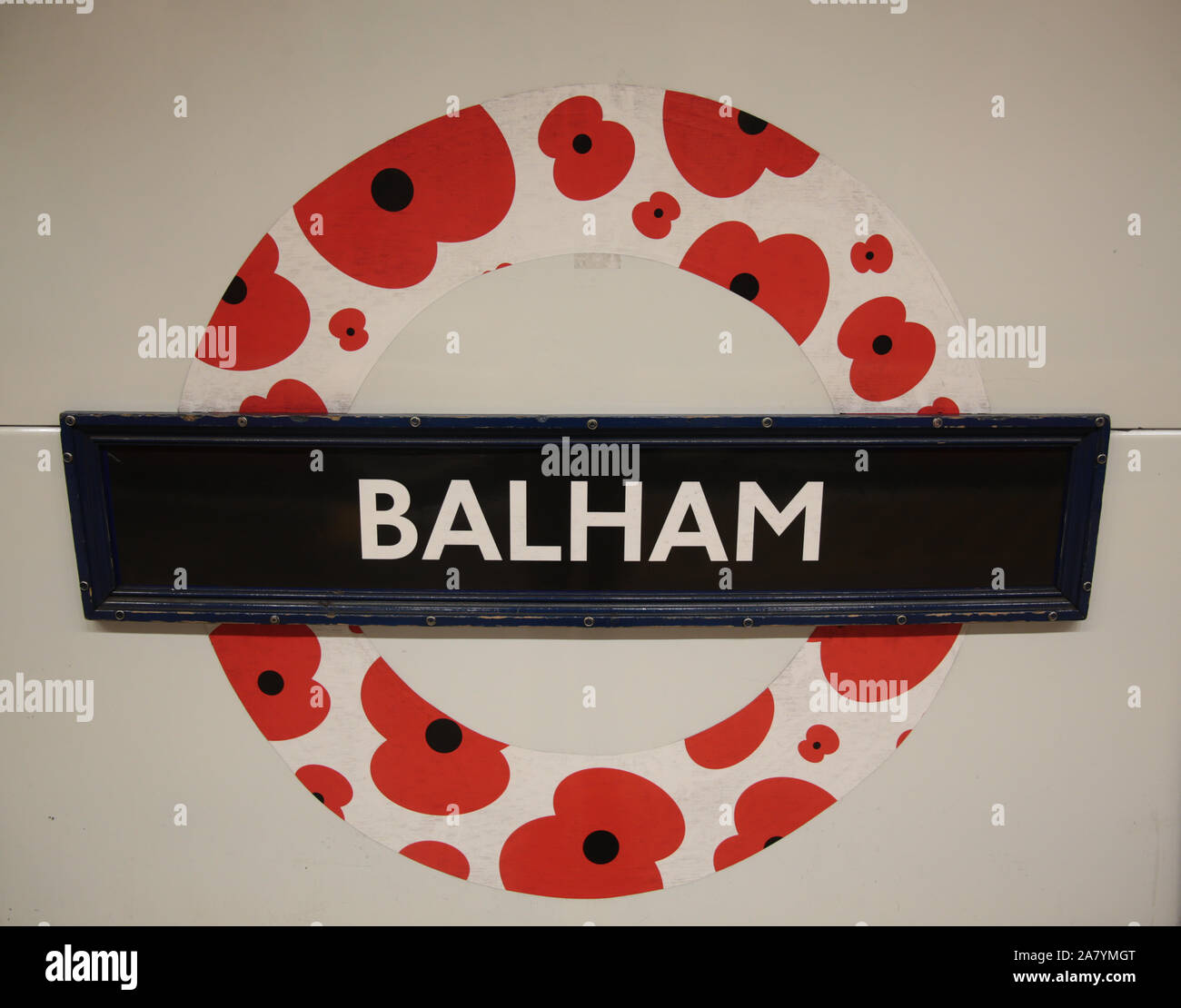 London, Großbritannien, 05. November 2019 die Londoner U-Bahn und S-Bahn haben eine florale Makeover, alle zu Ehren von London Poppy Tag wurde in Zusammenarbeit mit der Royal British Legion, die darauf abzielt, die diesjährige Veranstaltung die größte eintägige Straße Geldbeschaffer seiner Art in Großbritannien, Transport for London hat geschmückt 25 von seinen Stationen mit Mohn roundels gegeben. Credit: Paul Quezada-Neiman/Alamy leben Nachrichten Stockfoto