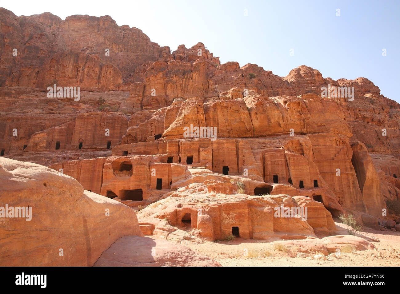Straße der Fassaden, die Höhlen mit Türen aus dem roten Stein, Petra, Jordanien geschnitzt. Stockfoto