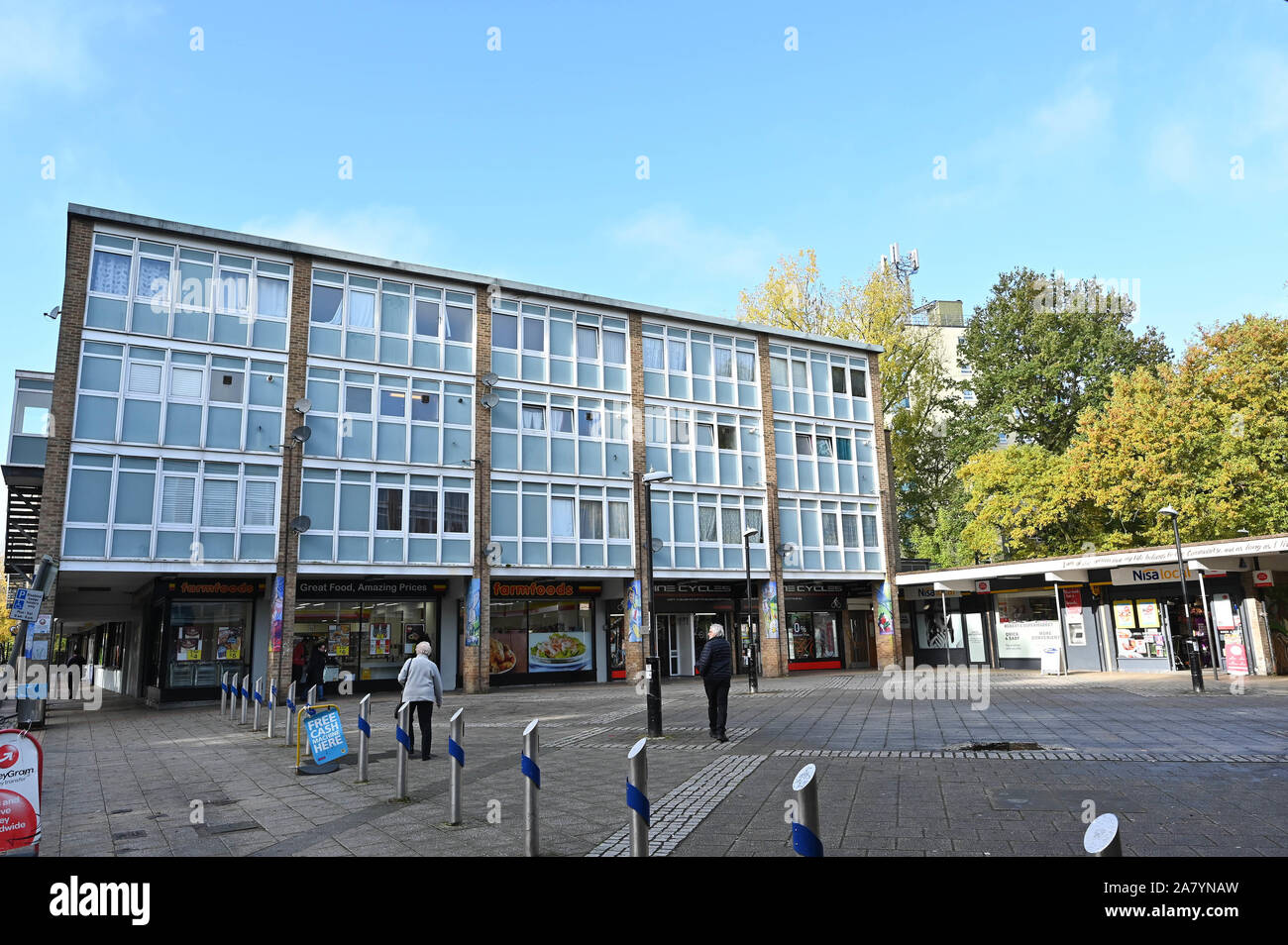 Jardine Crescent Geschäfte auf Fliesen Hügel in Coventry am 4. November 2019. Stockfoto