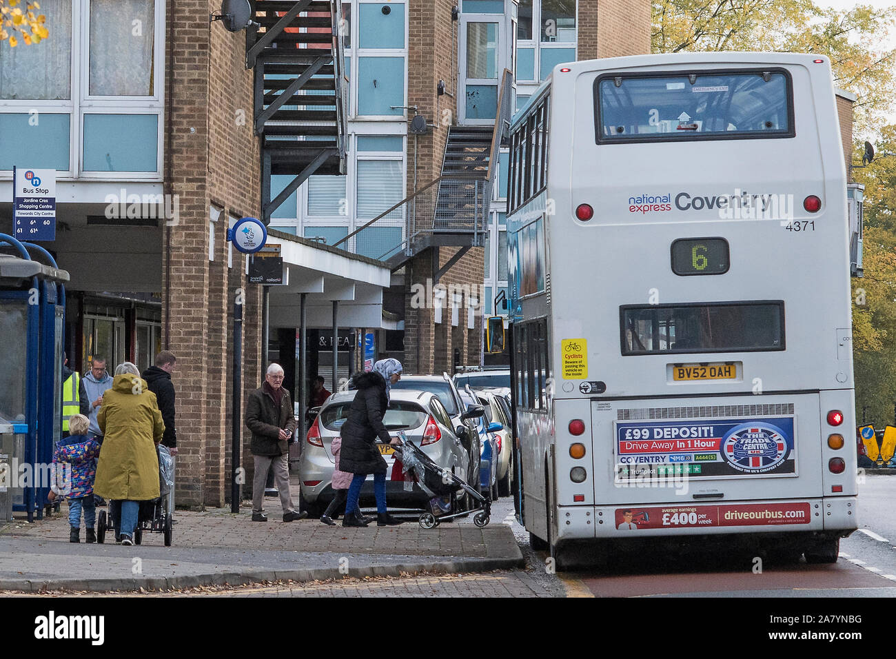 Personen mit dem Bus von Jardine Crescent Geschäfte auf Fliesen Hügel in Coventry am 4. November 2019. Stockfoto