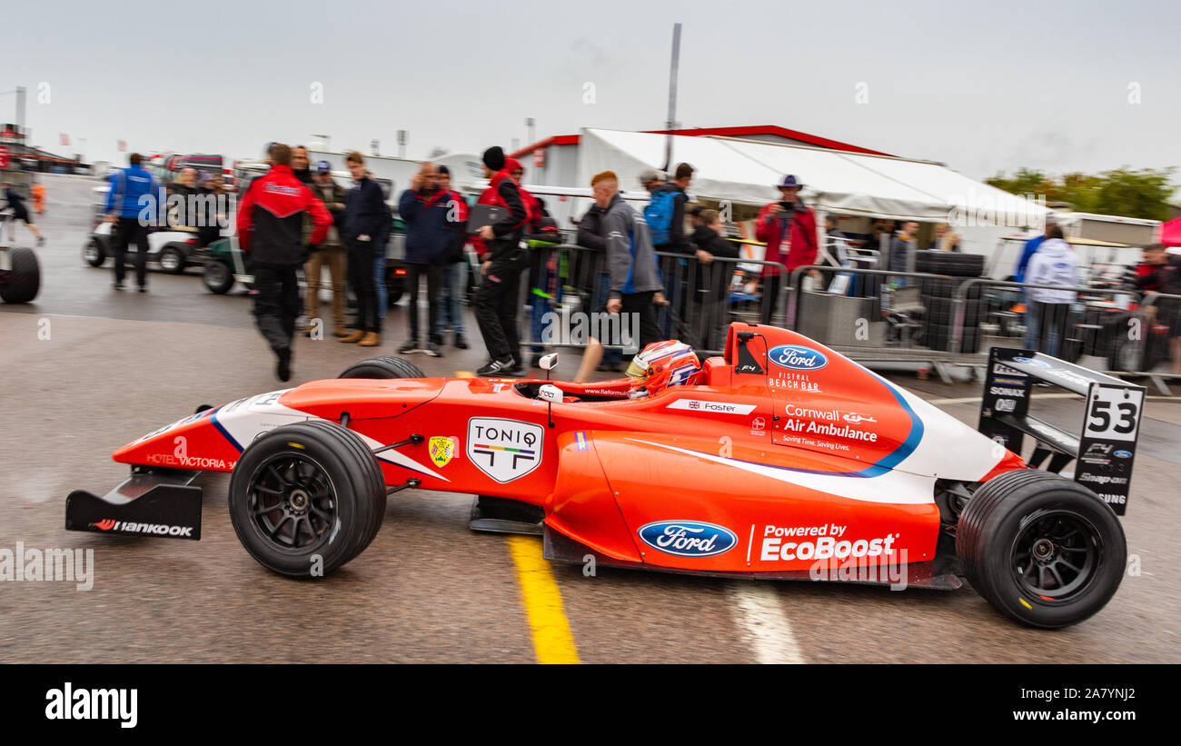Tommy Foster verlässt das Fahrerlager für das erste Rennen des Tages. Britische F4. Letzten Rennwochenende der Saison. Brands Hatch, 12. Oktober 2019 Stockfoto