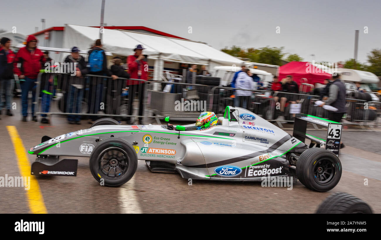 Josh Skelton verlässt das Fahrerlager für das erste Rennen des Tages. Britische F4. Letzten Rennwochenende der Saison. Brands Hatch, 12. Oktober 2019 Stockfoto