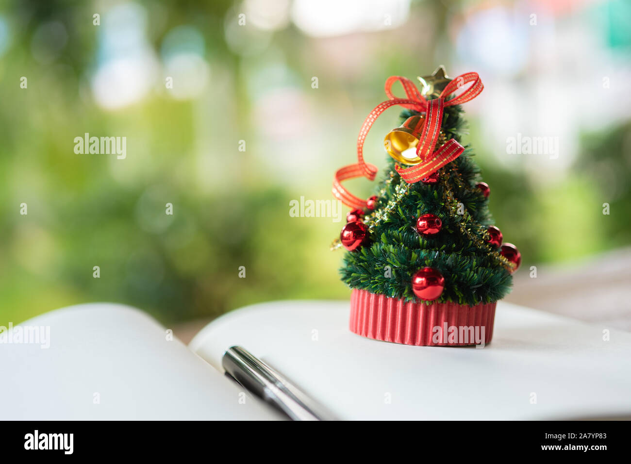 Miniatur Weihnachtsbaum feiern Weihnachten am 25. Dezember jeden Jahres. Als Hintergrund Weihnachten Konzept mit Kopie Räume für Sie Stockfoto