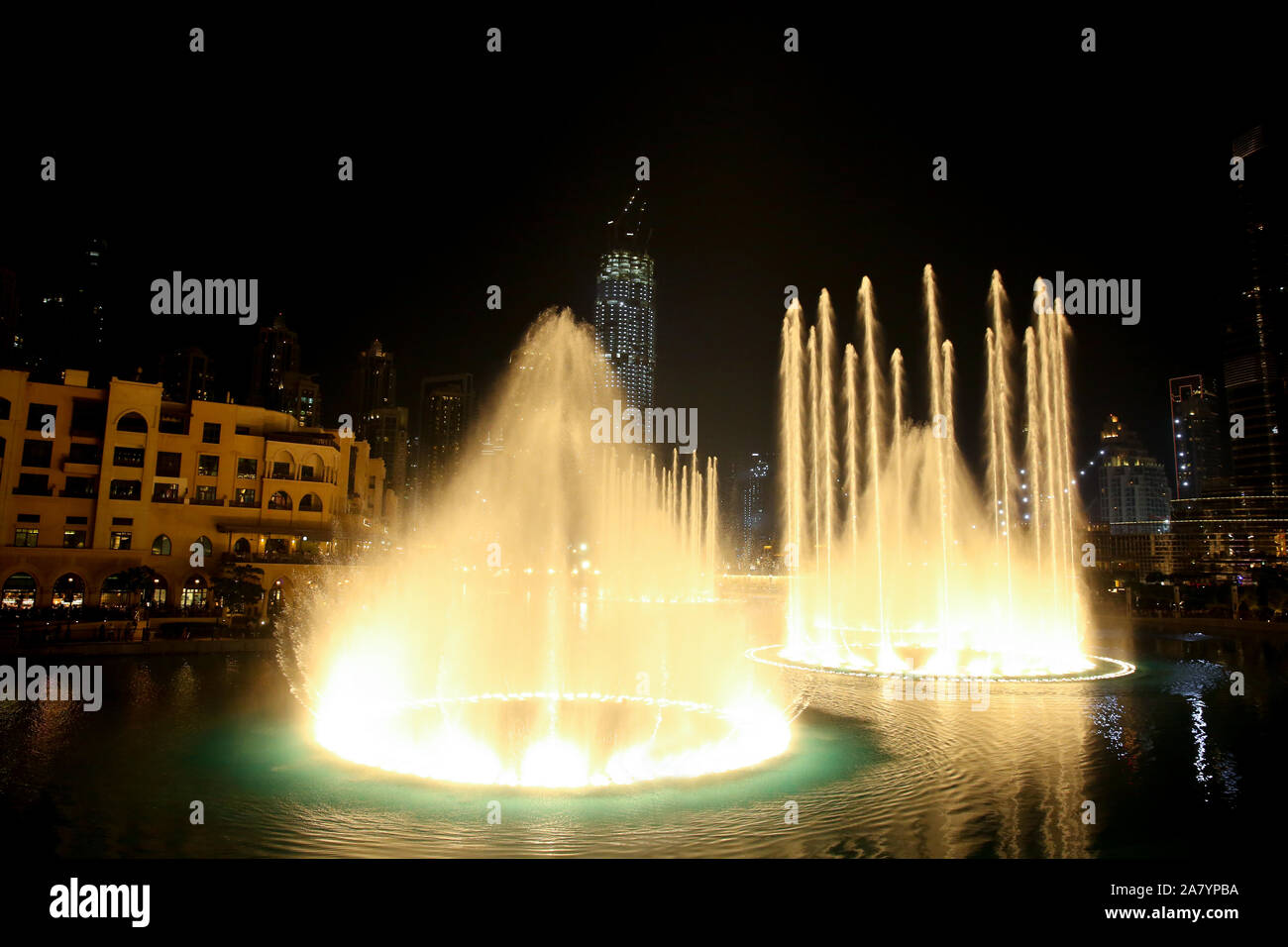 Wasser & Licht zeigen in der Innenstadt in der Stadt bei Nacht mit all den skyscrappers illluminated und im See, Dubai, Vereinigte Arabische Emirate. Stockfoto
