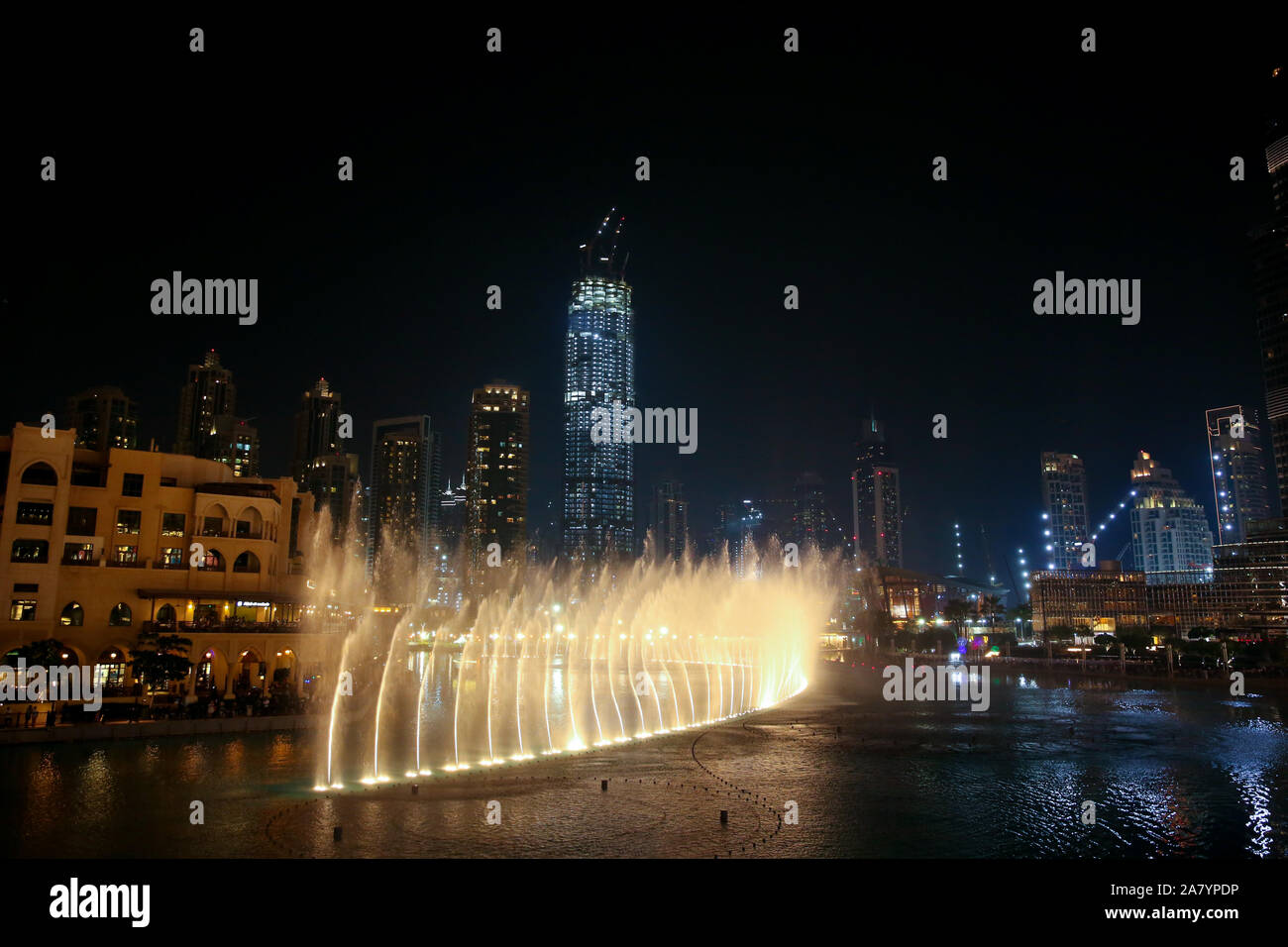 Wasser & Licht zeigen in der Innenstadt in der Stadt bei Nacht mit all den skyscrappers illluminated und im See, Dubai, Vereinigte Arabische Emirate. Stockfoto