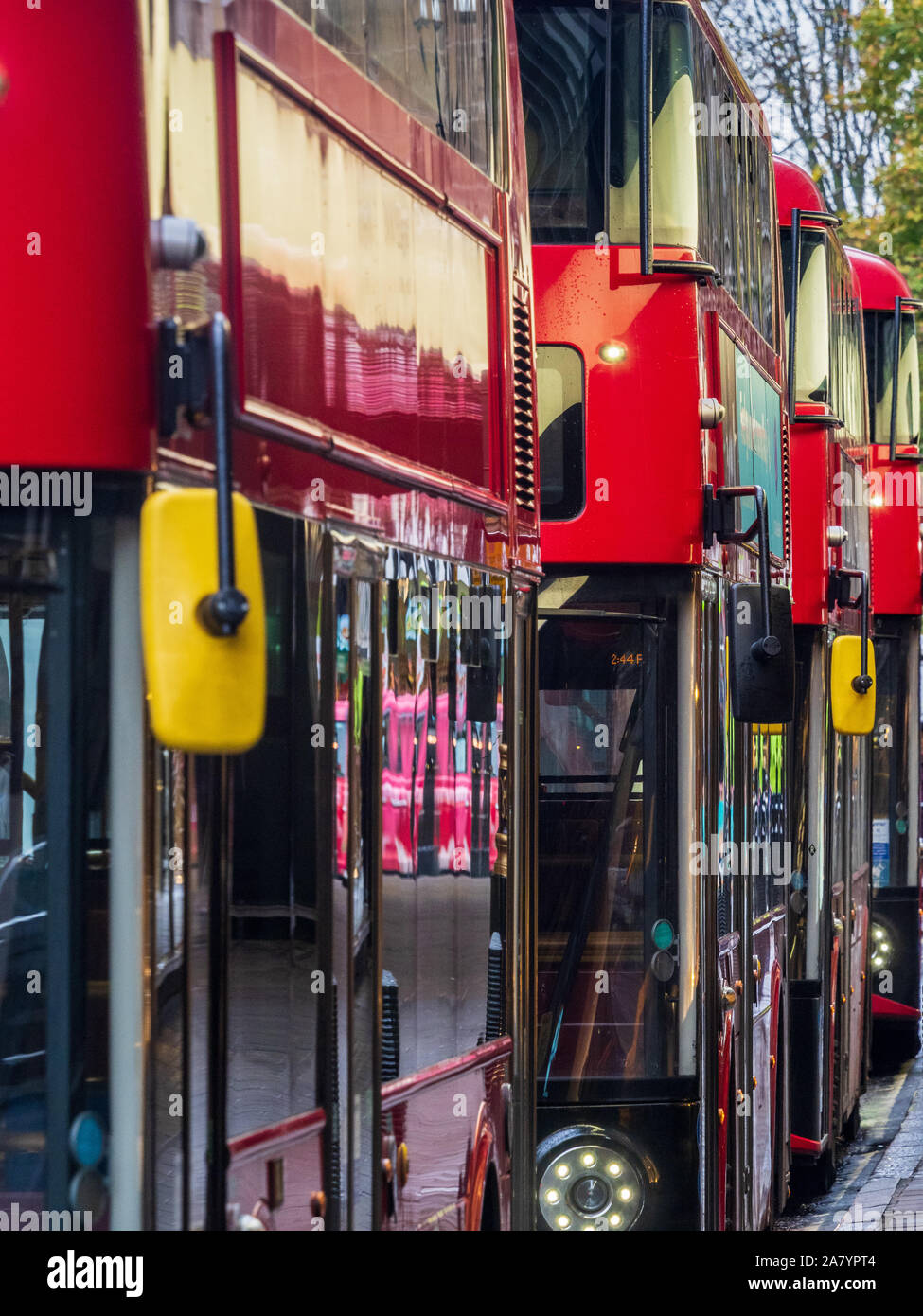 Rote Londoner Busse - neue Londoner Routemaster-Busse warten in der Nähe der Oxford Street im Zentrum Londons Stockfoto