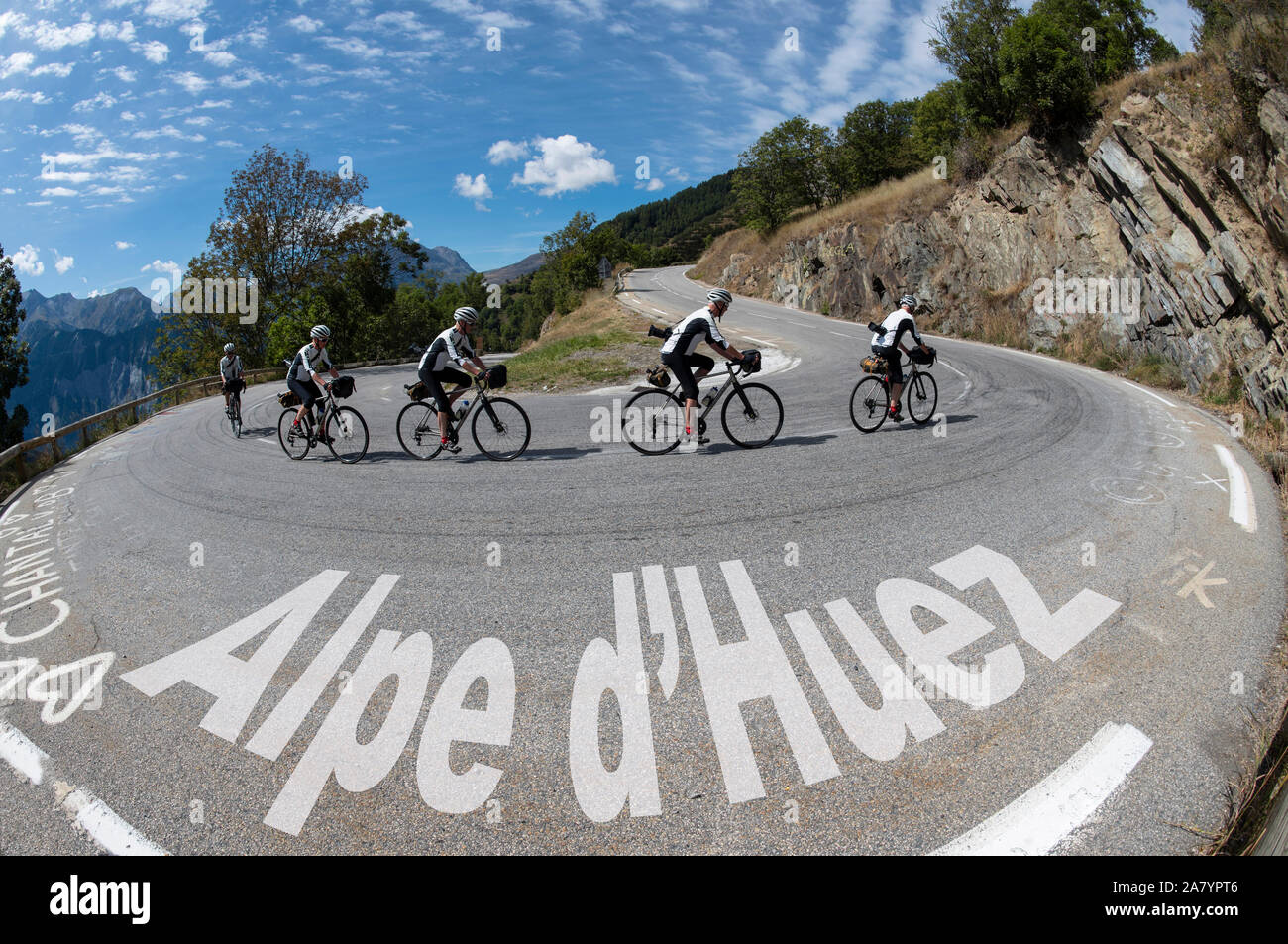 Das zusammengesetzte Bild von einem einzigen männlichen Radfahrer, wie er Fahrten um eine Haarnadelkurve auf der berühmten Radfahren Klettern, Alpe d'Huez, Oisans, Französischen Alpen. Stockfoto