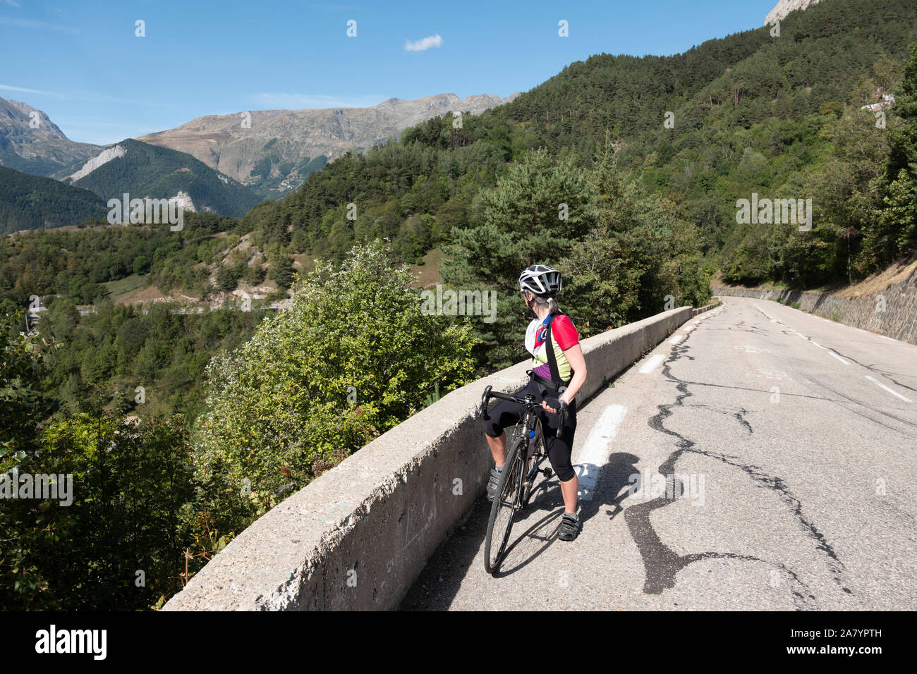 Weibliche Radfahrer, die an den Blick auf die berühmte Radfahren Klettern, Alpe d'Huez, Oisans, Französischen Alpen. Stockfoto