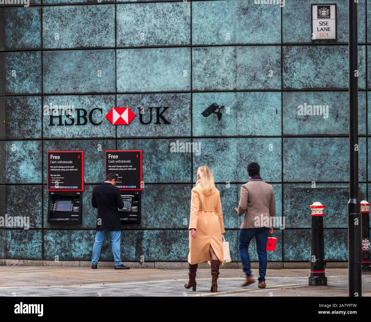 HSBC Bank London - Kunden verwenden HSBC-Cashpoints/HSBC-Geldautomaten in der Queen Victoria Street Filiale im Londoner Finanzviertel. Stockfoto