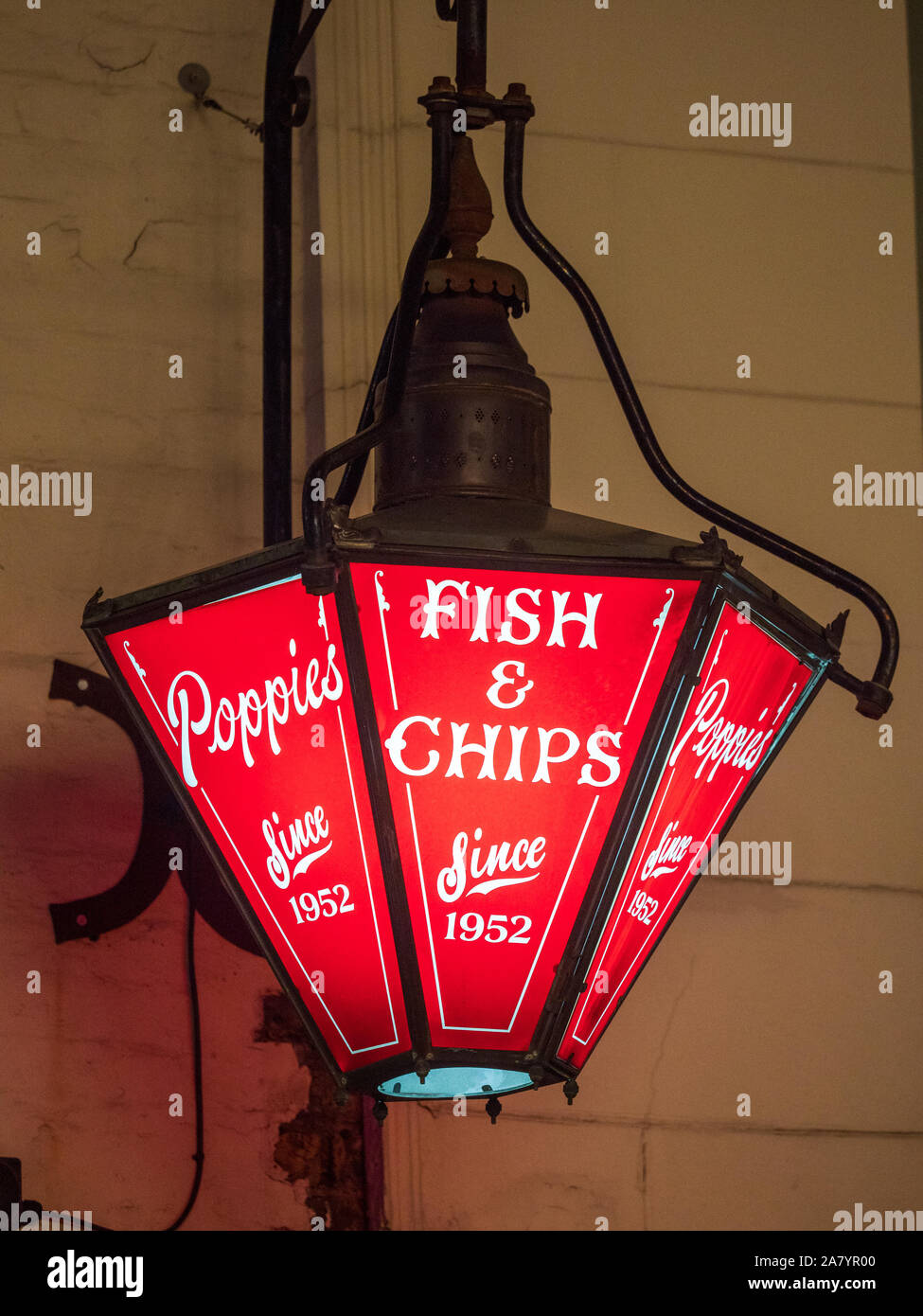 Fish & Chip Shop Anmelden - Altmodische Hängeschild außerhalb Mohn Fisch und Chips Shop in der Nähe von Spitalfields Market im East End von London Stockfoto
