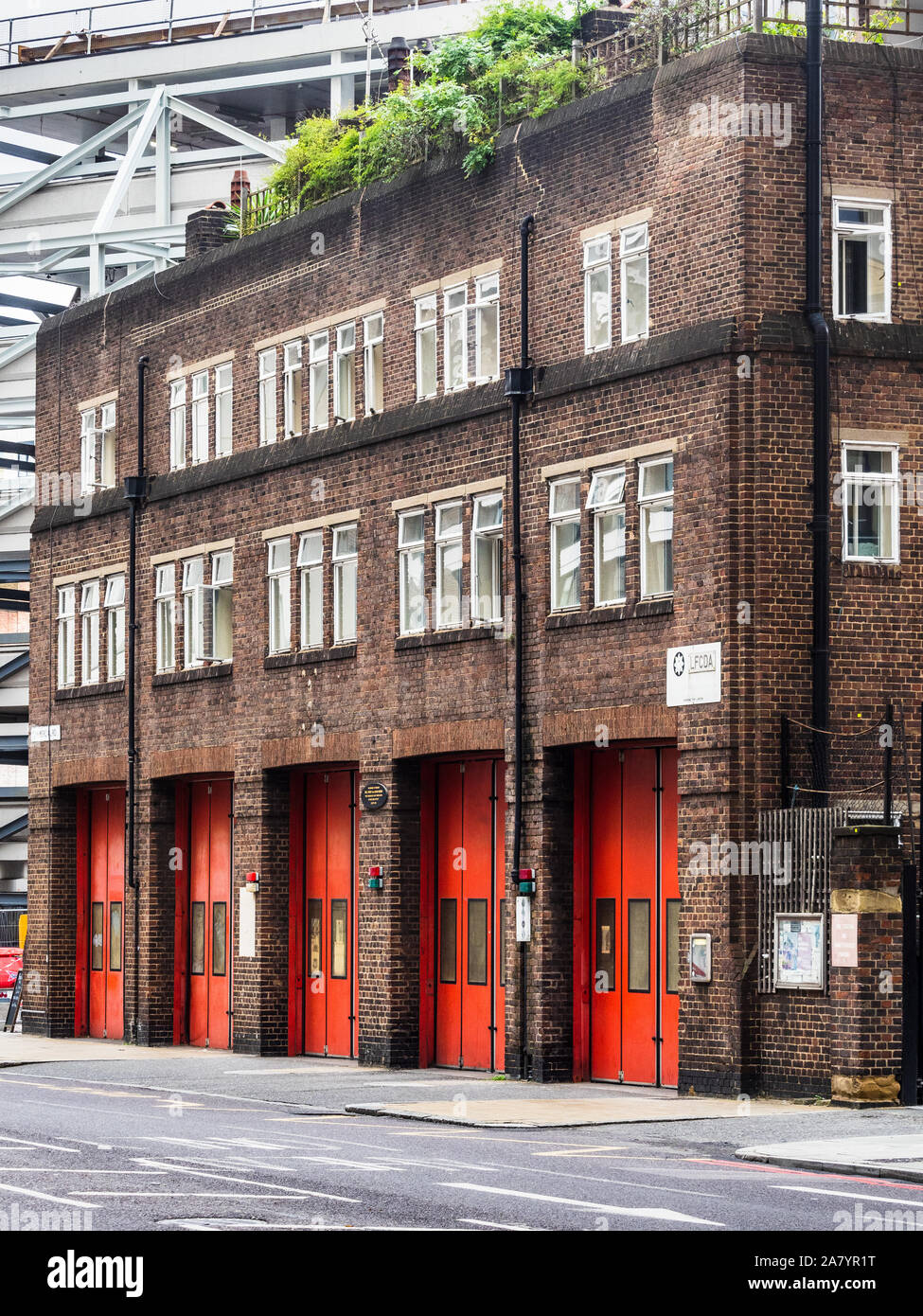Whitechapel Feuerwache auf Commercial Road im Osten von London - London Feuerwehr LFB-Station, erbaut 1929-32. Stockfoto