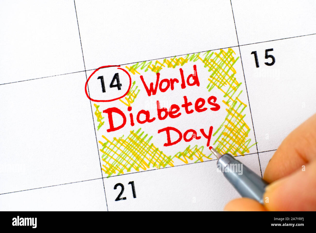 Frau Finger mit Pen schreiben Erinnerung Welt Diabetes Tag im Kalender. Am 14. November. Stockfoto