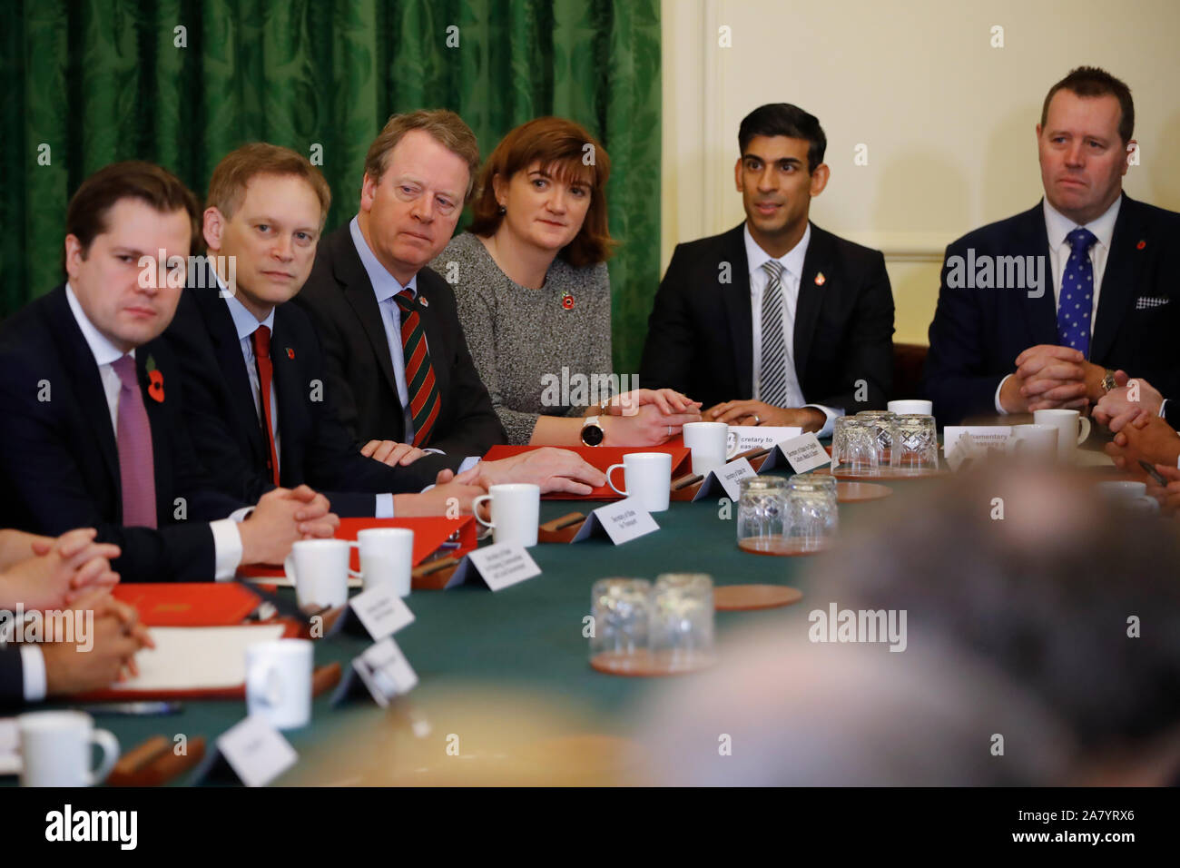 Mitglieder des Kabinetts um Ministerpräsident Boris Johnson bei einem Treffen in der Downing Street, London. Stockfoto
