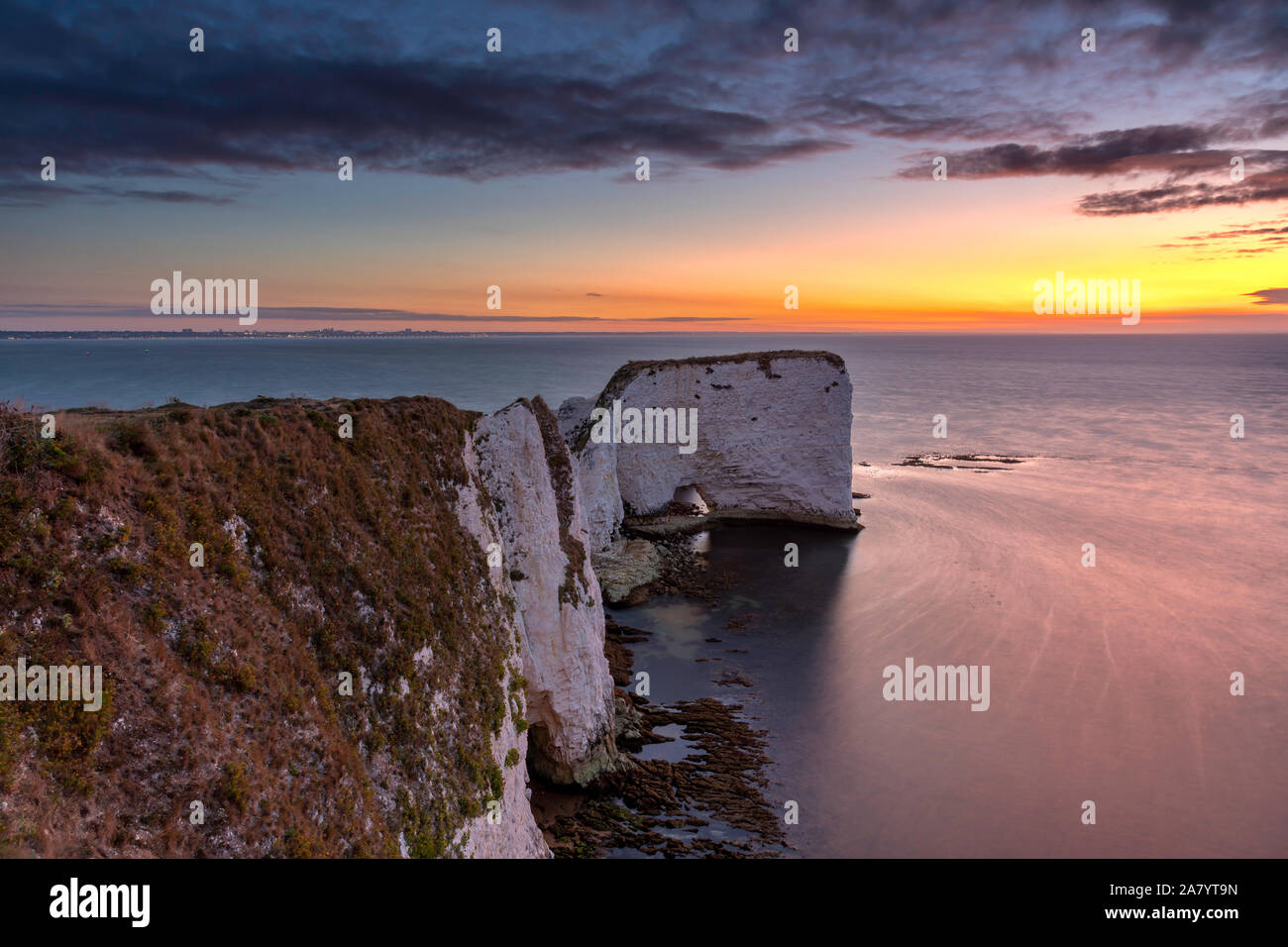 North Dorset England Sonnenaufgang am dramatischen Klippe Landschaft von Old Harry Rocks, Teil in Dorset Jurassic Coast Stockfoto