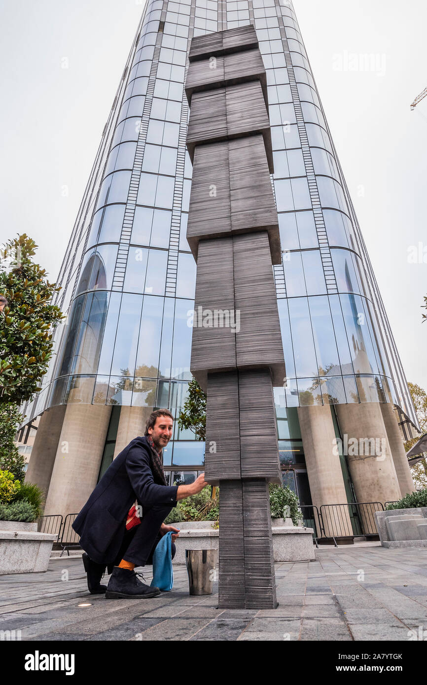 London, Großbritannien. 5. Nov 2019. Idris Khan OBE und Rebecca Lury von Southwark Rat - 65.000 Fotografien, eine neue permanente öffentliche Kunstwerke für eine Blackfriars von St George London Southwark Council unterstützt, und Victoria Miro Gallery. Die Skulptur stellt die Lautstärke der Fotografie in der Moderne. In Aluminium und acht Meter hoch, seine einzelnen Bausteine wachsen in der Größe nach oben in Bezug auf die Abmessungen der Standard Photographic Prints. Credit: Guy Bell/Alamy leben Nachrichten Stockfoto