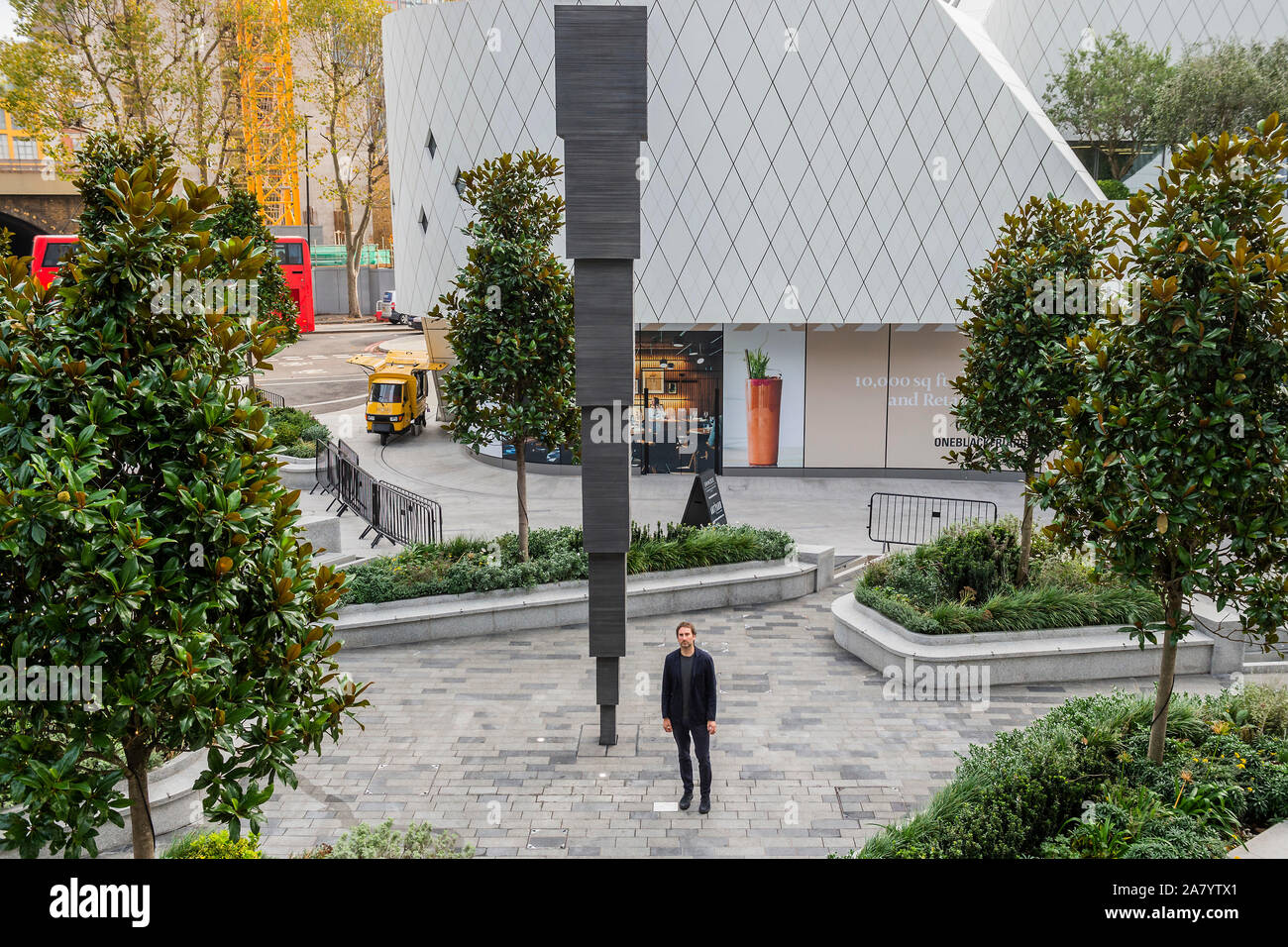 London, Großbritannien. 5. Nov 2019. Idris Khan OBE und Rebecca Lury von Southwark Rat - 65.000 Fotografien, eine neue permanente öffentliche Kunstwerke für eine Blackfriars von St George London Southwark Council unterstützt, und Victoria Miro Gallery. Die Skulptur stellt die Lautstärke der Fotografie in der Moderne. In Aluminium und acht Meter hoch, seine einzelnen Bausteine wachsen in der Größe nach oben in Bezug auf die Abmessungen der Standard Photographic Prints. Credit: Guy Bell/Alamy leben Nachrichten Stockfoto