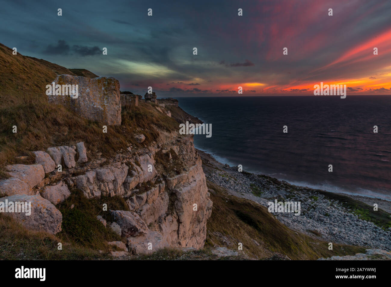 Portland, Dorset England schönen Sonnenuntergang von der South West Coast Path gesehen, zeigt die dramatischen Klippe Landschaft der Westküste von Portland Stockfoto