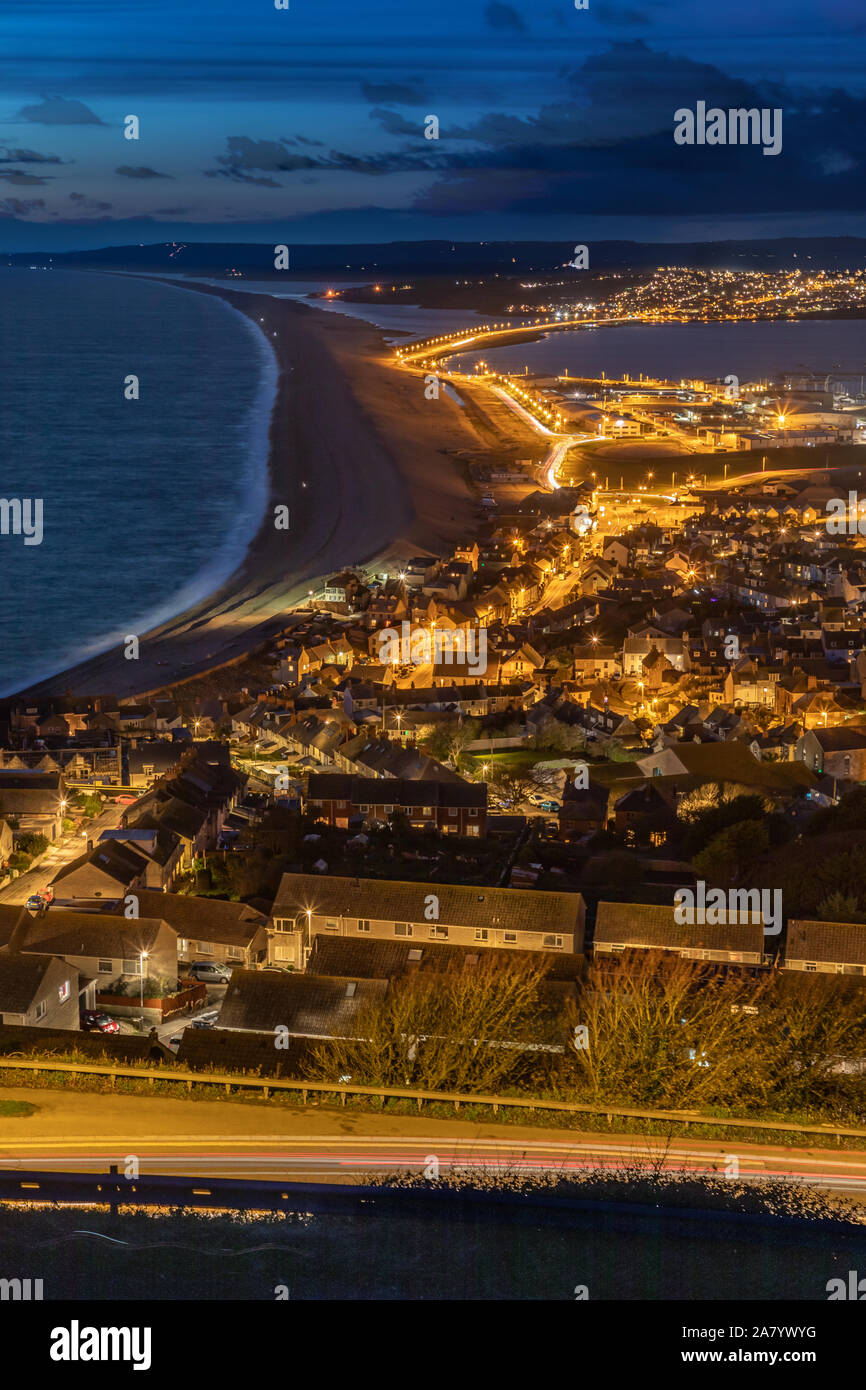 Portland, Dorset England Nächtlicher Blick über die Stadt Fortuneswell und Chesil Beach, von Portland Höhen gesehen Stockfoto