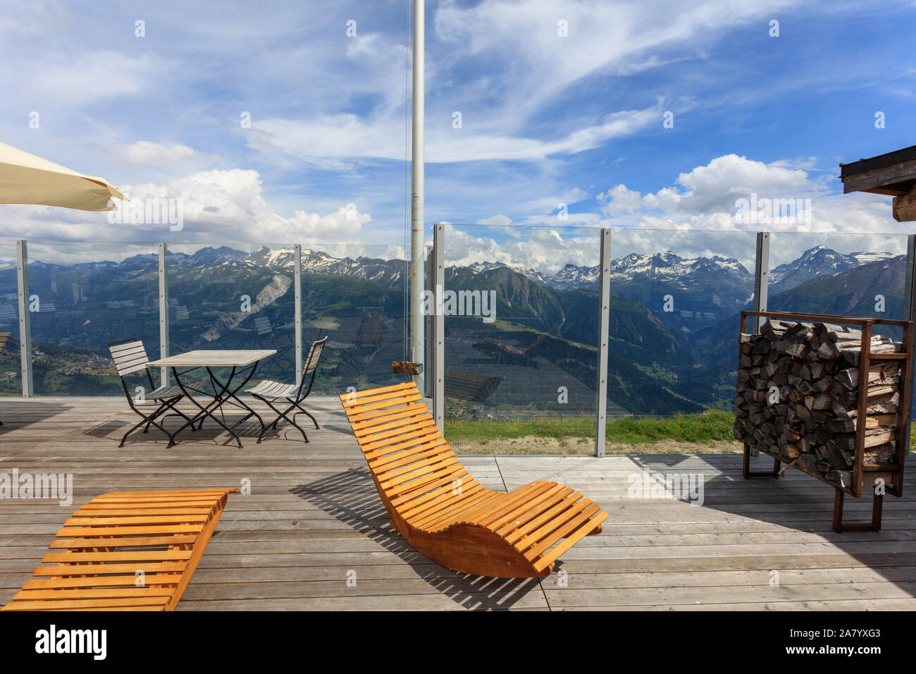 Terrasse des Kunboden Hotel in Fiescheralp, Schweiz Stockfoto