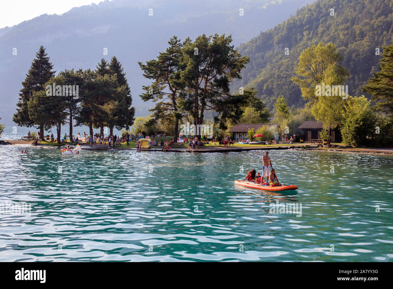 Eine Gruppe von Freunden Segeln auf dem Thuner See, Interlaken, Schweiz Stockfoto