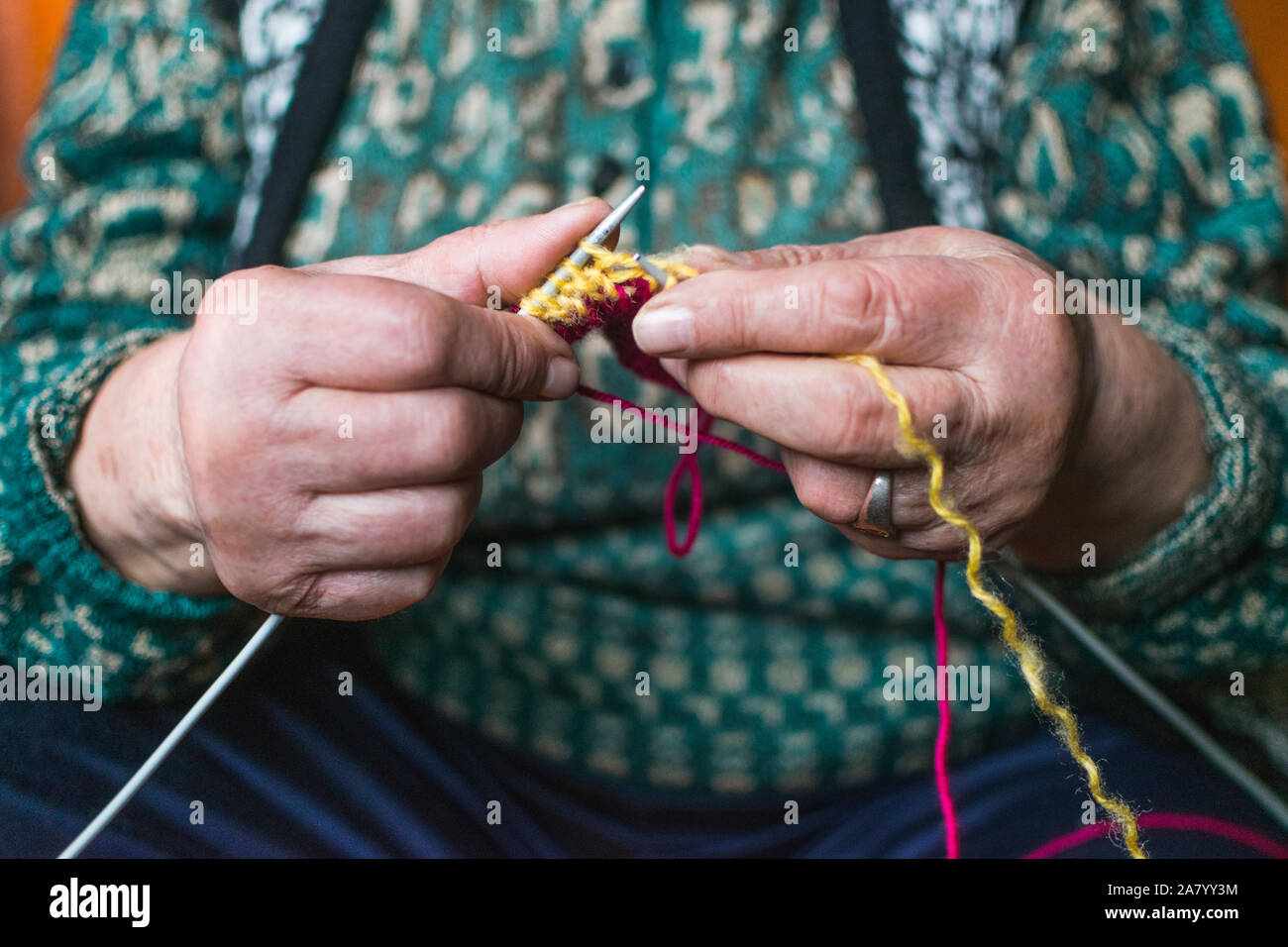 Frau Beim Stricken Stockfotos und bilder Kaufen Alamy