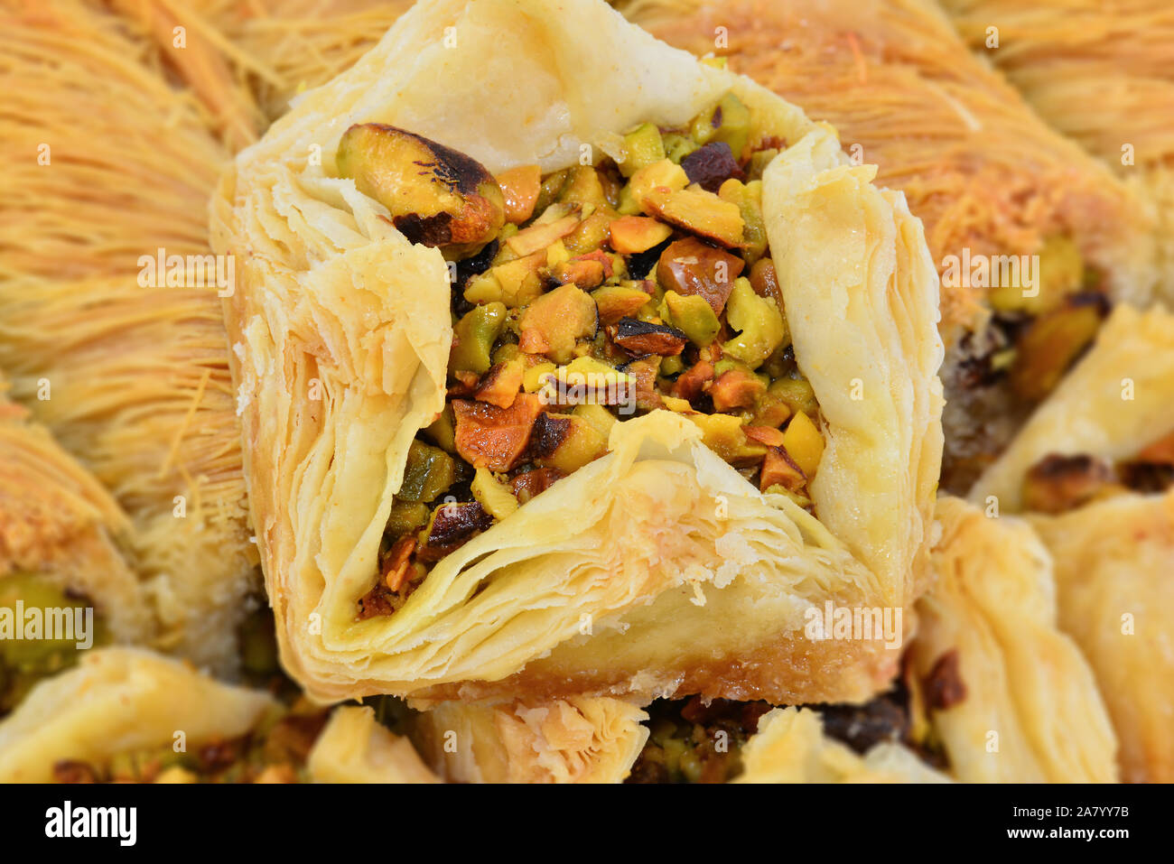 Arabisch Baklava mit Pistazien. Nahaufnahme Makroaufnahme. Stockfoto