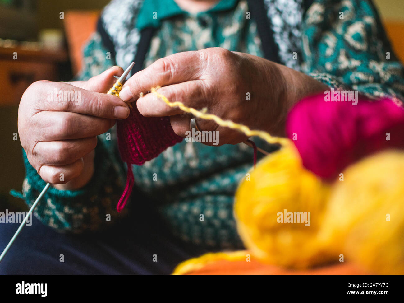Alte mutter stricken Fotos und Bildmaterial in hoher Auflösung Alamy