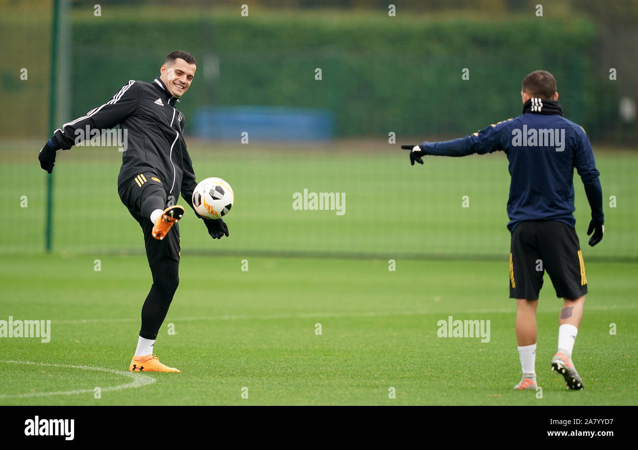 Von Arsenal Granit Xhaka (links) während einer Schulung in London Colney, London. Stockfoto