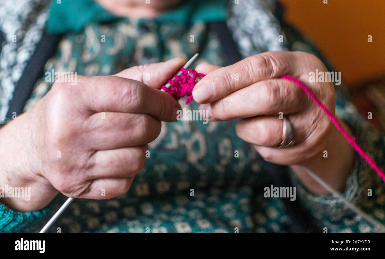 Frau stricken socken Fotos und Bildmaterial in hoher Auflösung Alamy