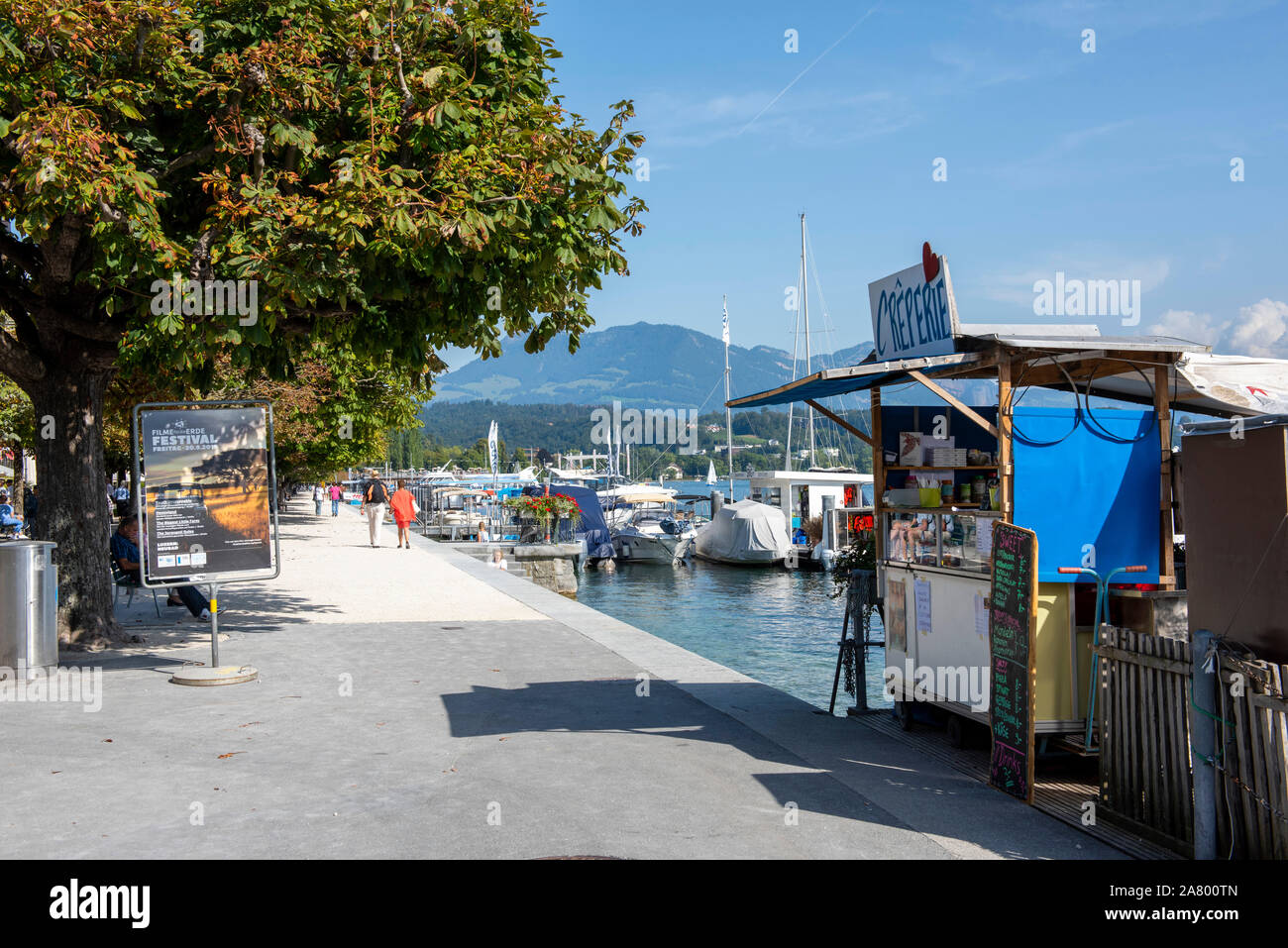 Einem sonnigen Sommertag am See in der Stadt Luzern in der Schweiz, in Europa Stockfoto Einem sonnigen Sommertag am See in der Stadt Luzern in der Schweiz, in Europa Stockfoto