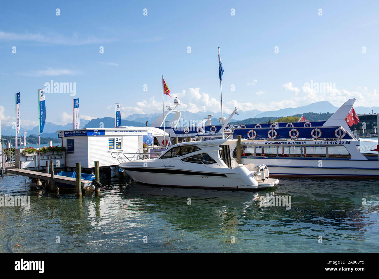 Einem sonnigen Sommertag am See in der Stadt Luzern in der Schweiz, in Europa Stockfoto Einem sonnigen Sommertag am See in der Stadt Luzern in der Schweiz, in Europa Stockfoto