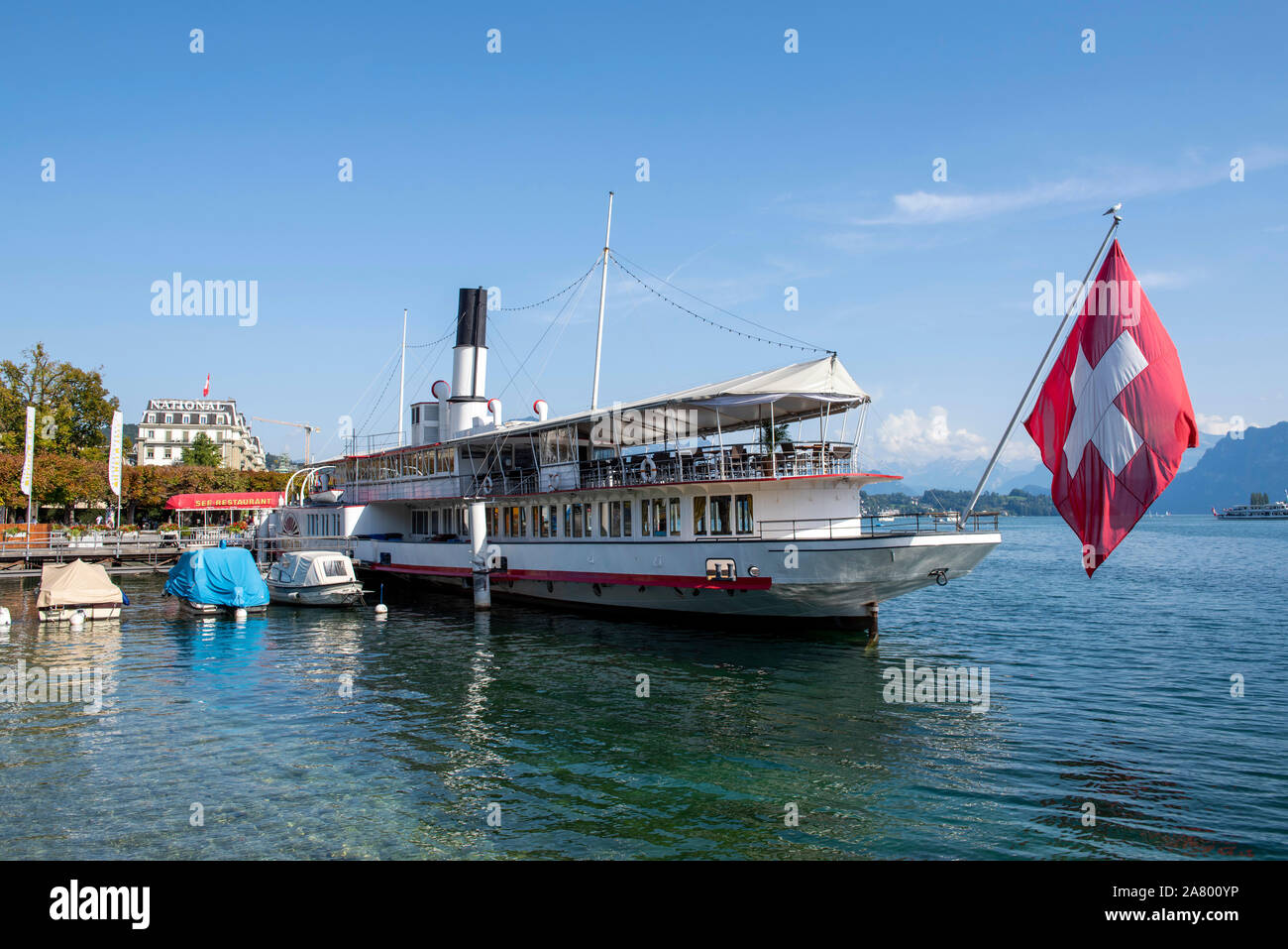 Einem sonnigen Sommertag am See in der Stadt Luzern in der Schweiz, in Europa Stockfoto Einem sonnigen Sommertag am See in der Stadt Luzern in der Schweiz, in Europa Stockfoto