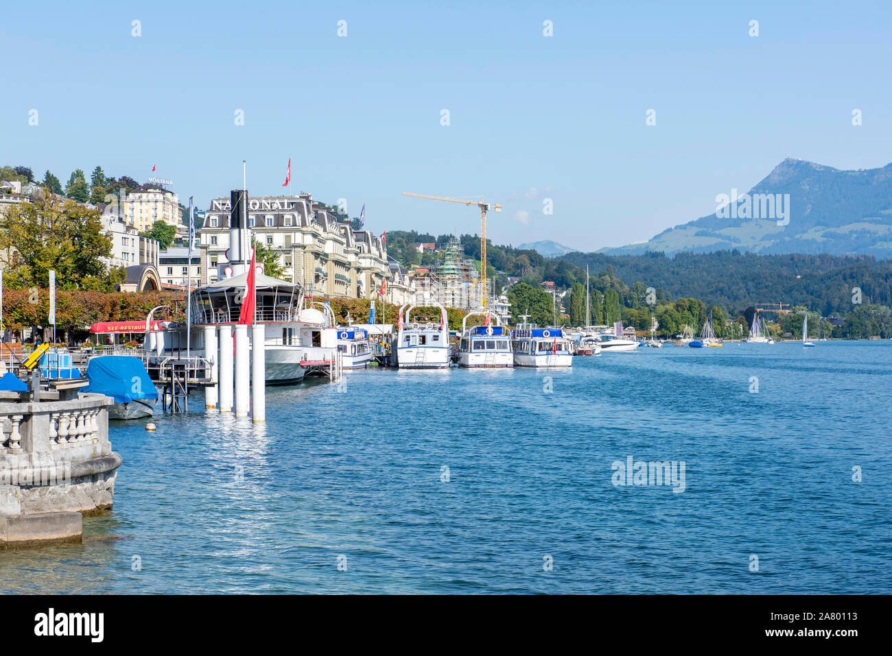 Einem sonnigen Sommertag am See in der Stadt Luzern in der Schweiz, in Europa Stockfoto Einem sonnigen Sommertag am See in der Stadt Luzern in der Schweiz, in Europa Stockfoto
