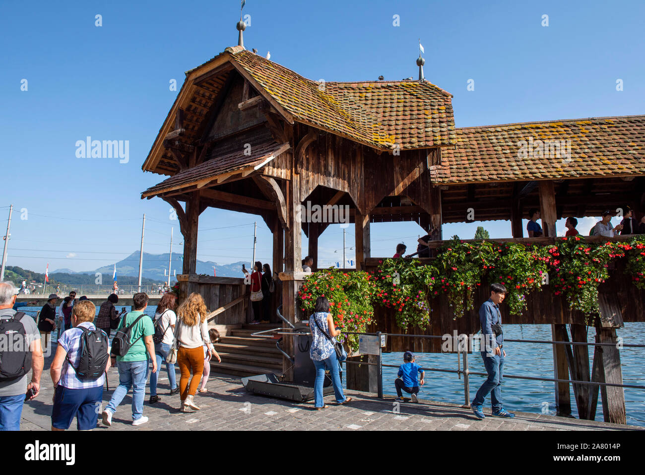 Kapellbrücke (Kapellbrücke) an einem Sommertag in der Stadt Luzern in der Schweiz, in Europa Stockfoto Kapellbrücke (Kapellbrücke) an einem Sommertag in der Stadt Luzern in der Schweiz, in Europa Stockfoto