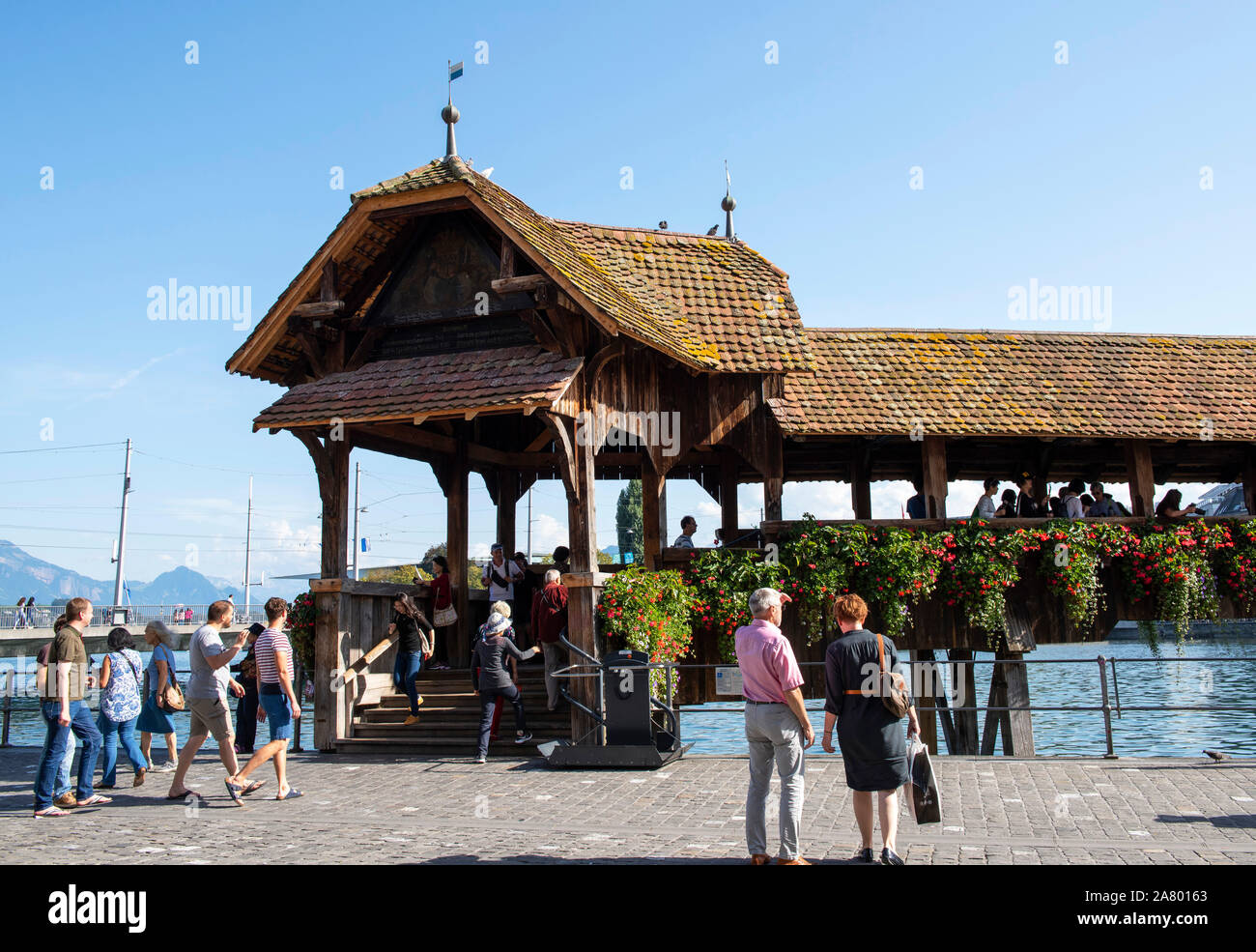 Kapellbrücke (Kapellbrücke) an einem Sommertag in der Stadt Luzern in der Schweiz, in Europa Stockfoto Kapellbrücke (Kapellbrücke) an einem Sommertag in der Stadt Luzern in der Schweiz, in Europa Stockfoto