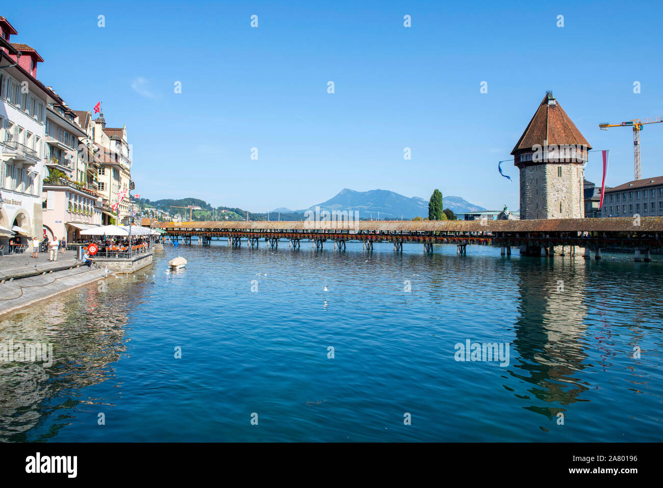 Kapellbrücke (Kapellbrücke) an einem Sommertag in der Stadt Luzern in der Schweiz, in Europa Stockfoto Kapellbrücke (Kapellbrücke) an einem Sommertag in der Stadt Luzern in der Schweiz, in Europa Stockfoto