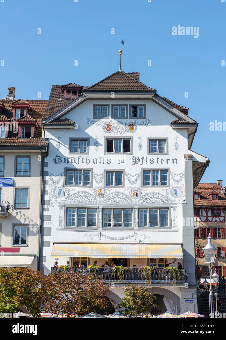 Einem sonnigen Sommertag in der Altstadt von Luzern in der Schweiz, in Europa Stockfoto Einem sonnigen Sommertag in der Altstadt von Luzern in der Schweiz, in Europa Stockfoto