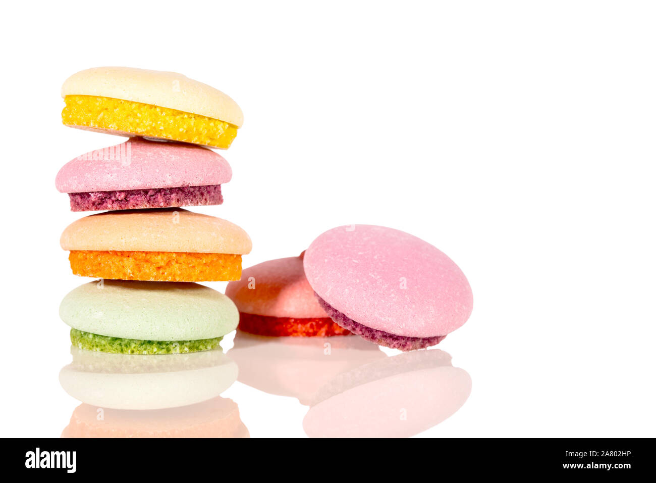 Süße bunte Kekse oder Macarons, auf weißem Hintergrund mit Copyspace Stockfoto