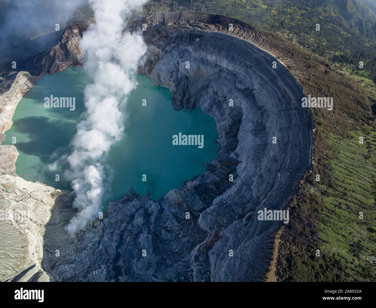 Der Krater oder Caldera des Kawah Ijen in Banyuwangi - Indonesien. Stockfoto