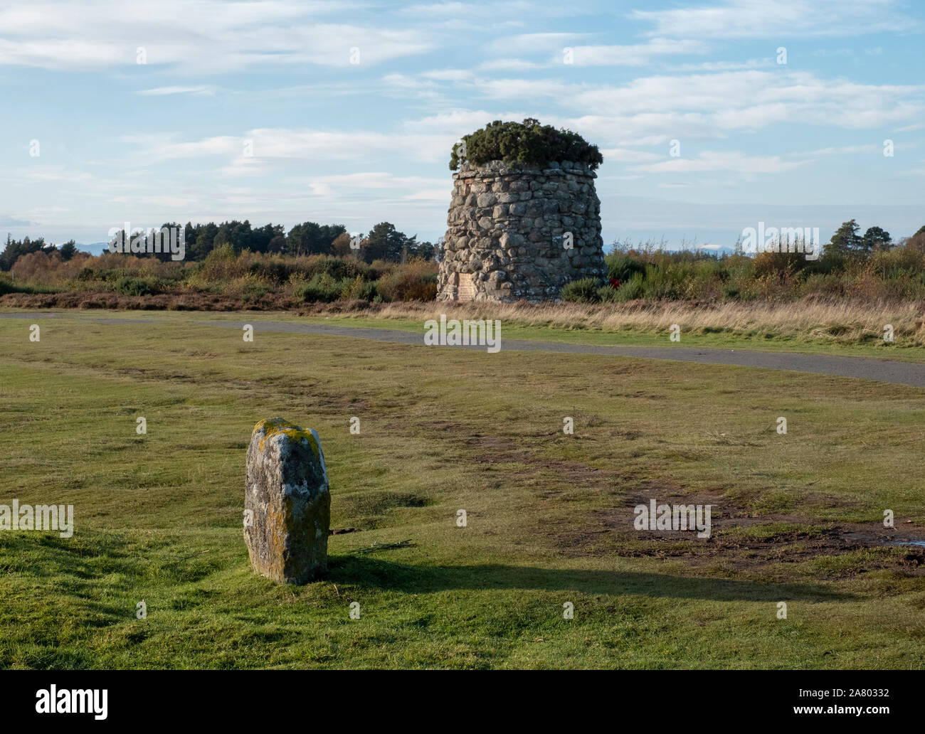Clan Gedenkstein und das Schlachtfeld von Culloden memorial Cairn, Culloden Moor, Inverness. Stockfoto
