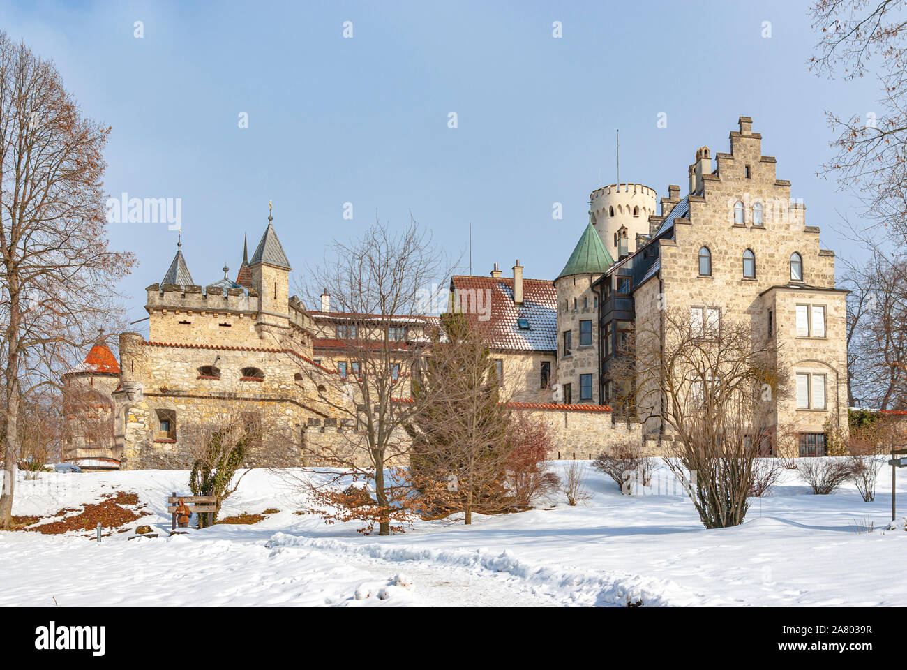 Außenansicht von Süden nach schöne winterliche Schloss Lichtenstein, Schwäbische Alb, Baden-Württemberg, Deutschland. Stockfoto